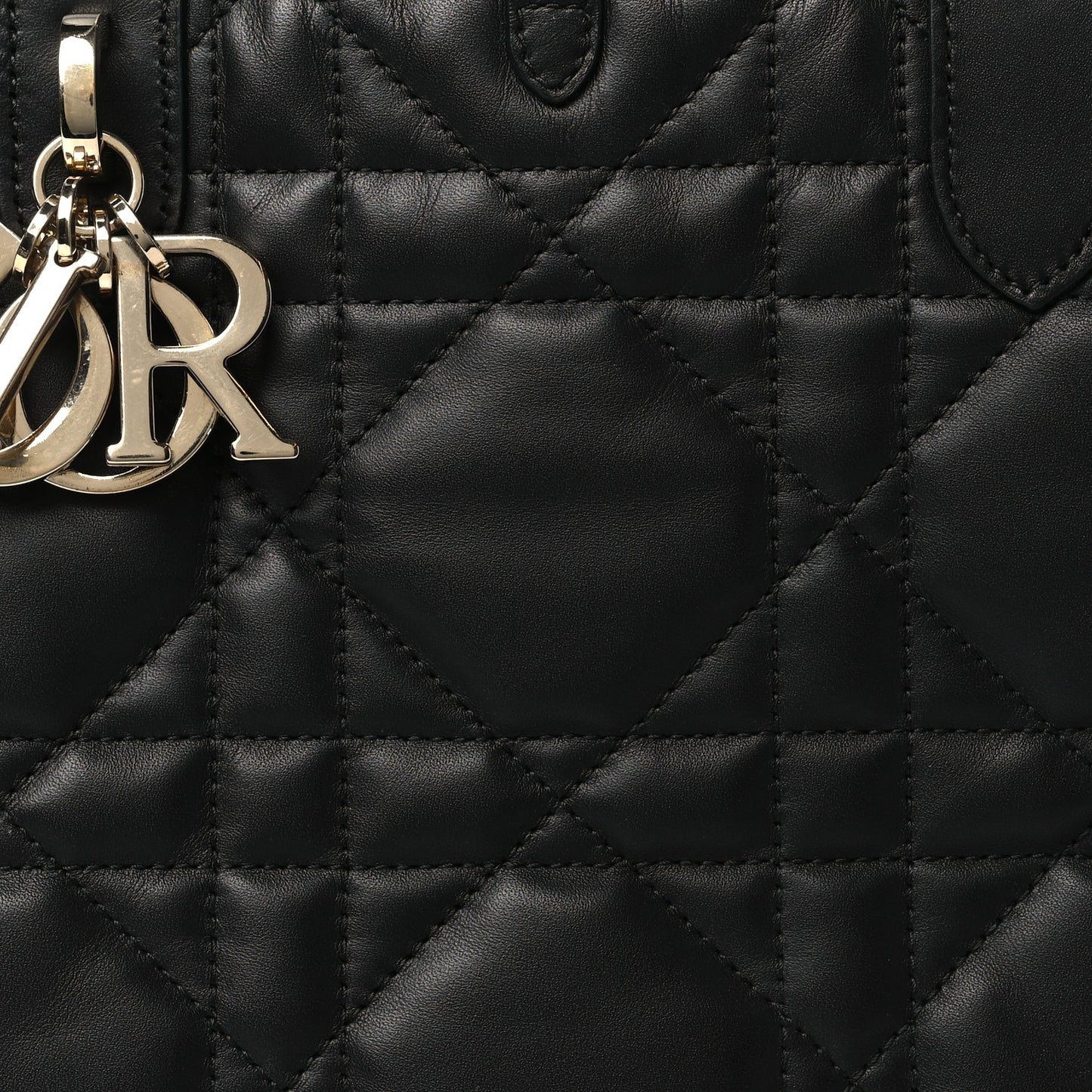 Calfskin Macrocannage Medium Toujours Black