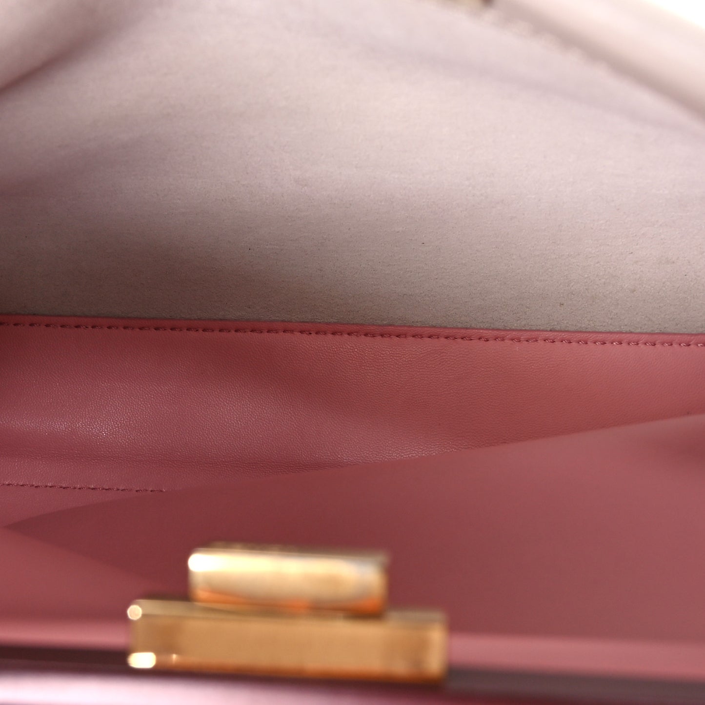 Vitello Seta Shiny Nappa Medium Peekaboo Iconic Satchel Grigio Polvere Magenta