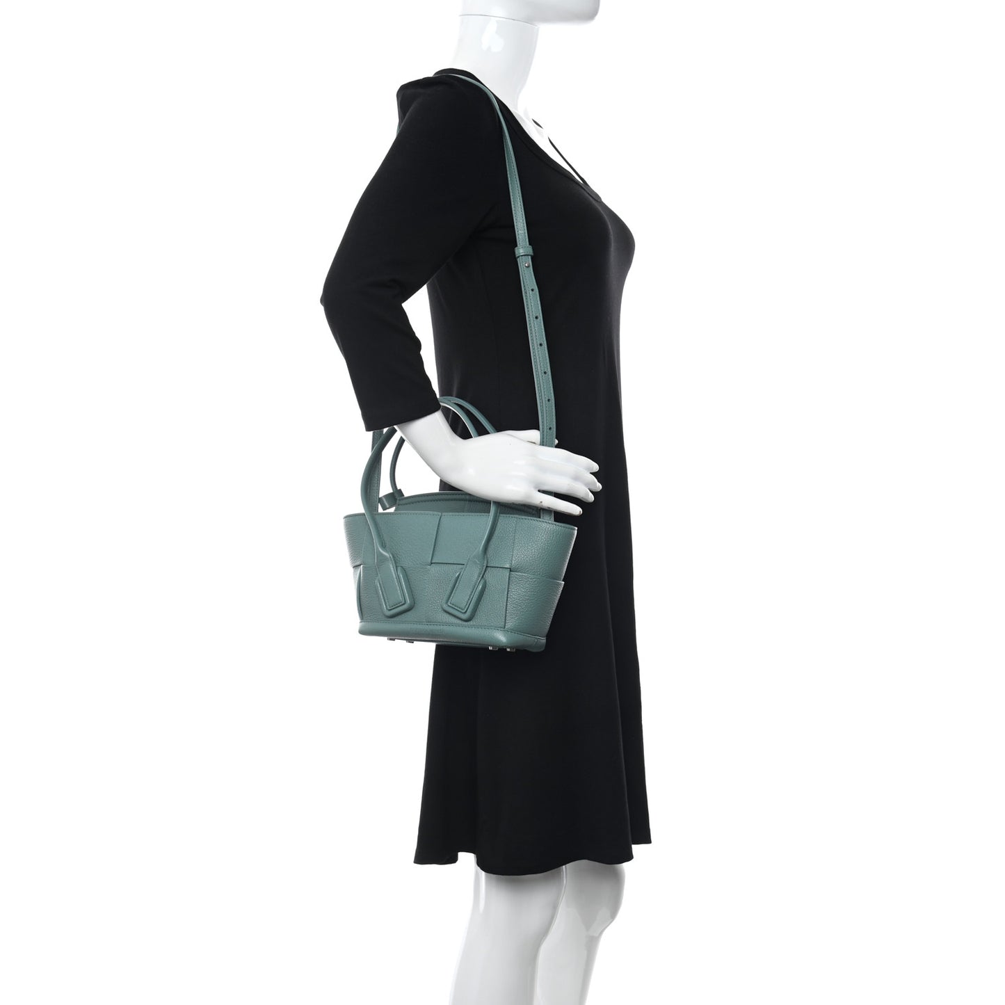 Grained Calfskin Maxi Intrecciato Arco 33 Blue