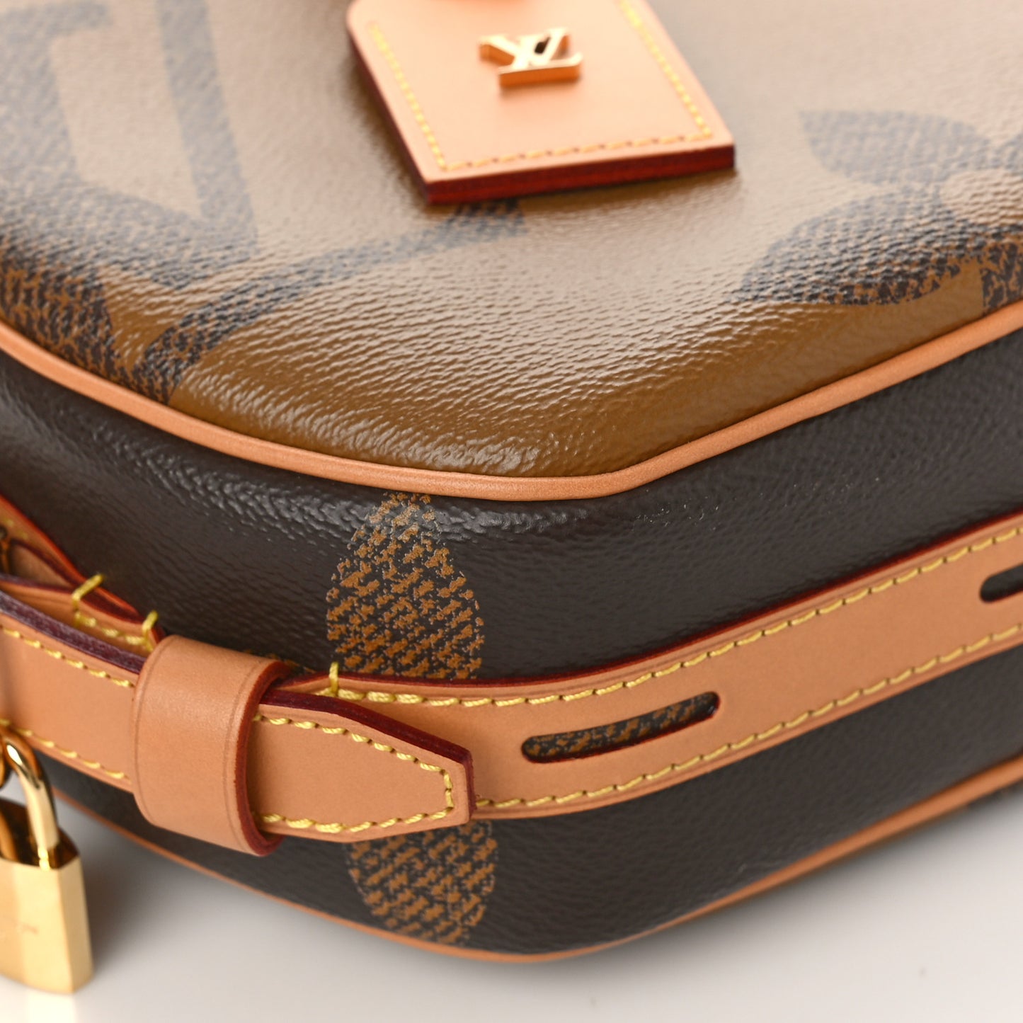 Reverse Monogram Giant Boite Chapeau Souple