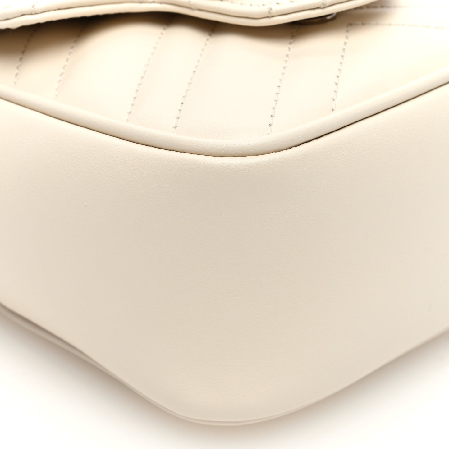 Calfskin Matelasse Monochrome GG Marmont Chain Mini Belt Bag Mystic White