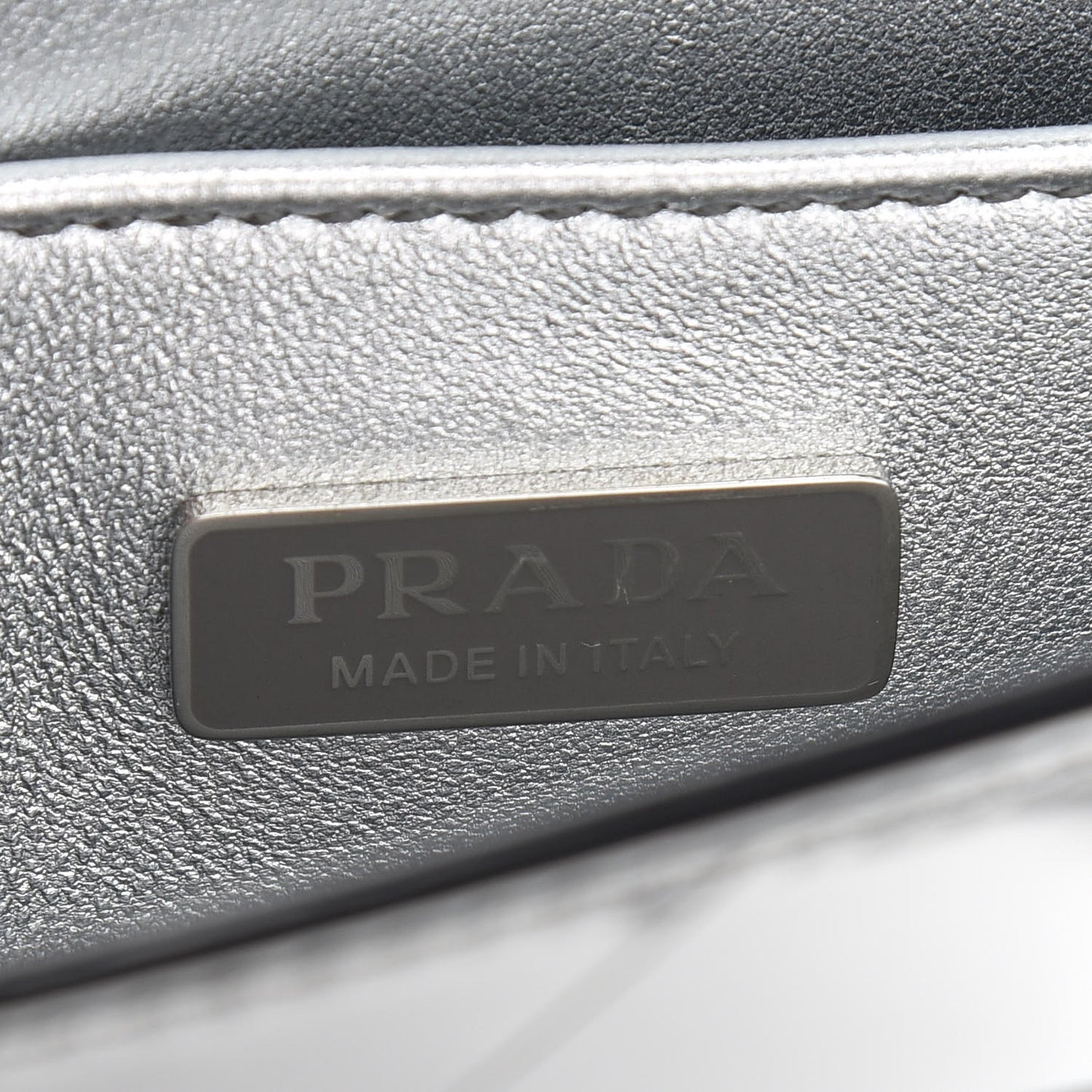 Spazzolato Metal Triangle Logo Triangle Patterned Small Double Handle Crossbody Tote Argento