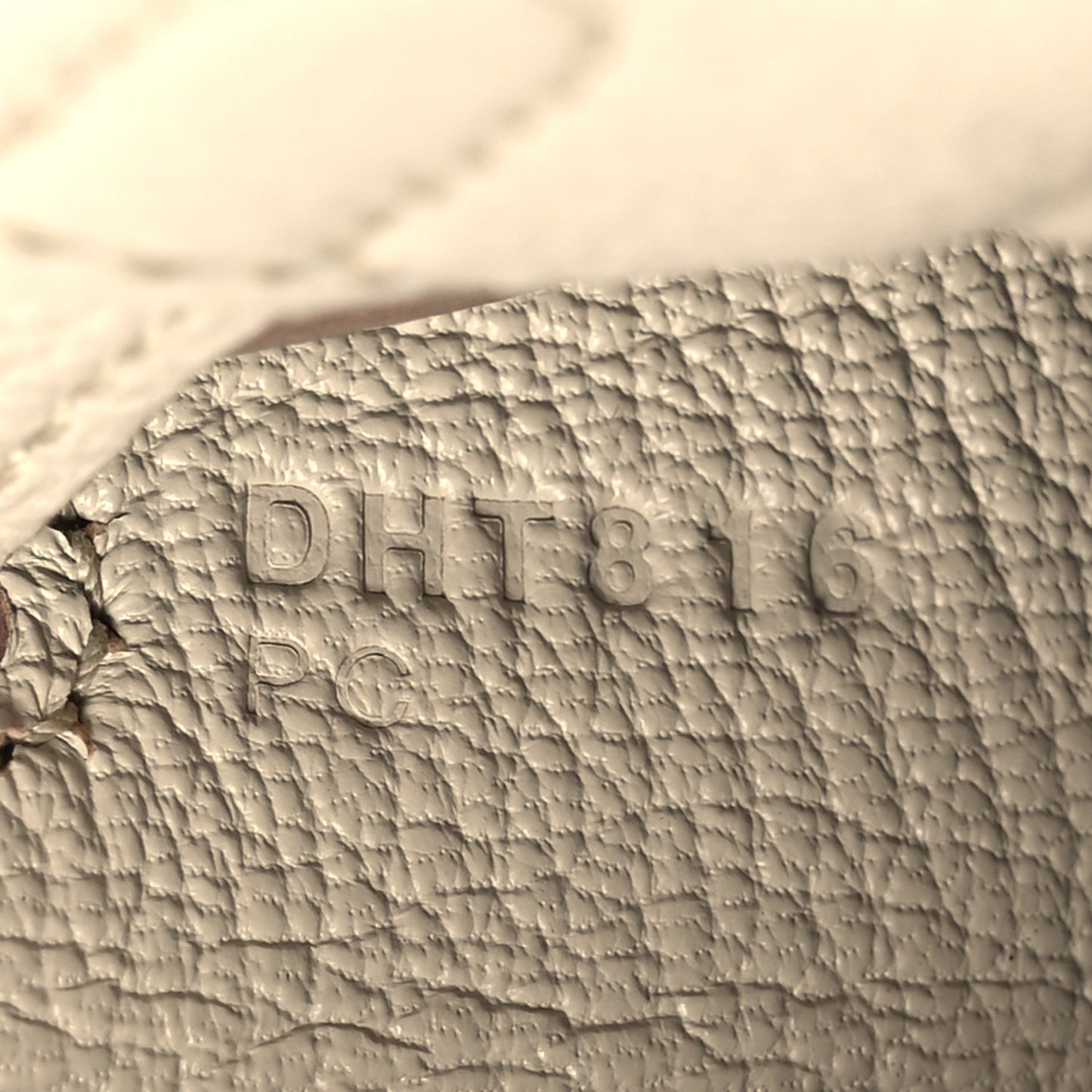 Togo Kelly Retourne 25 Beton