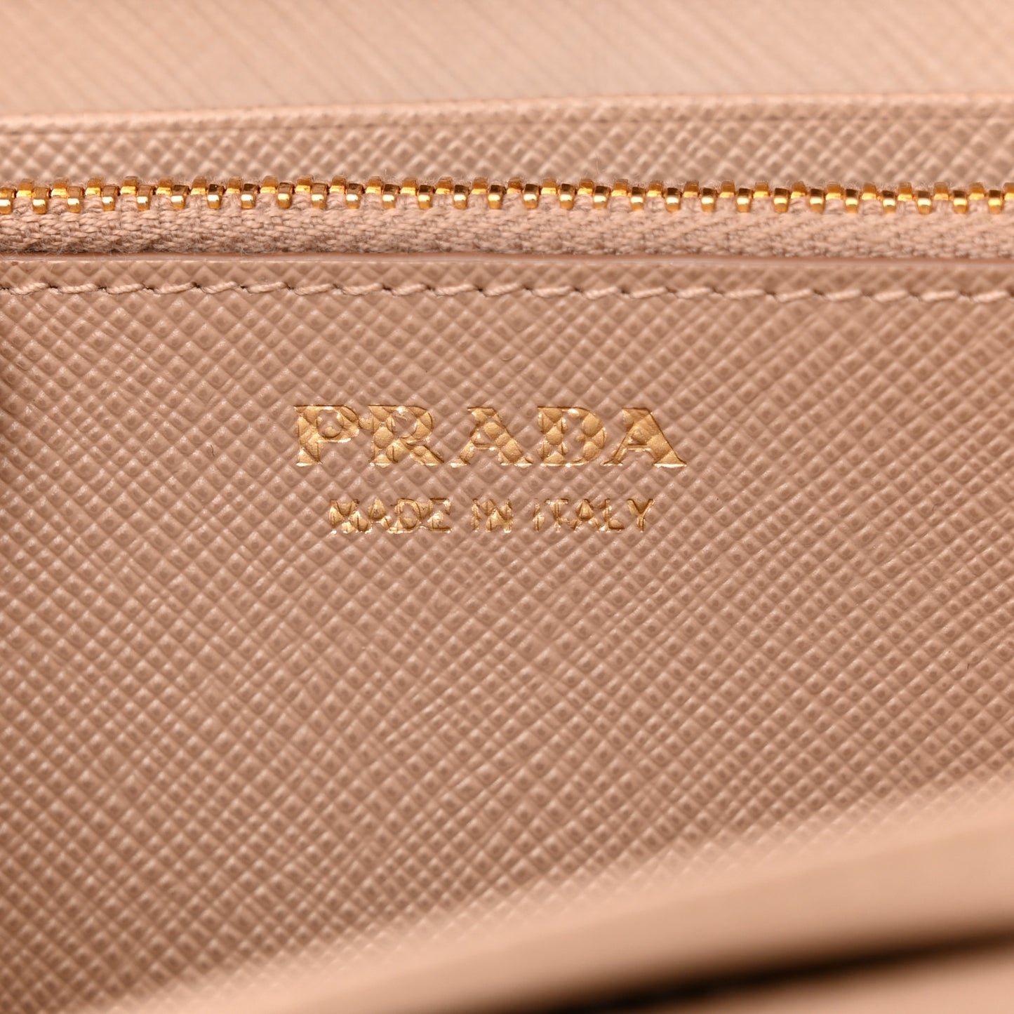 Saffiano Metal Oro Chain Wallet Cammeo