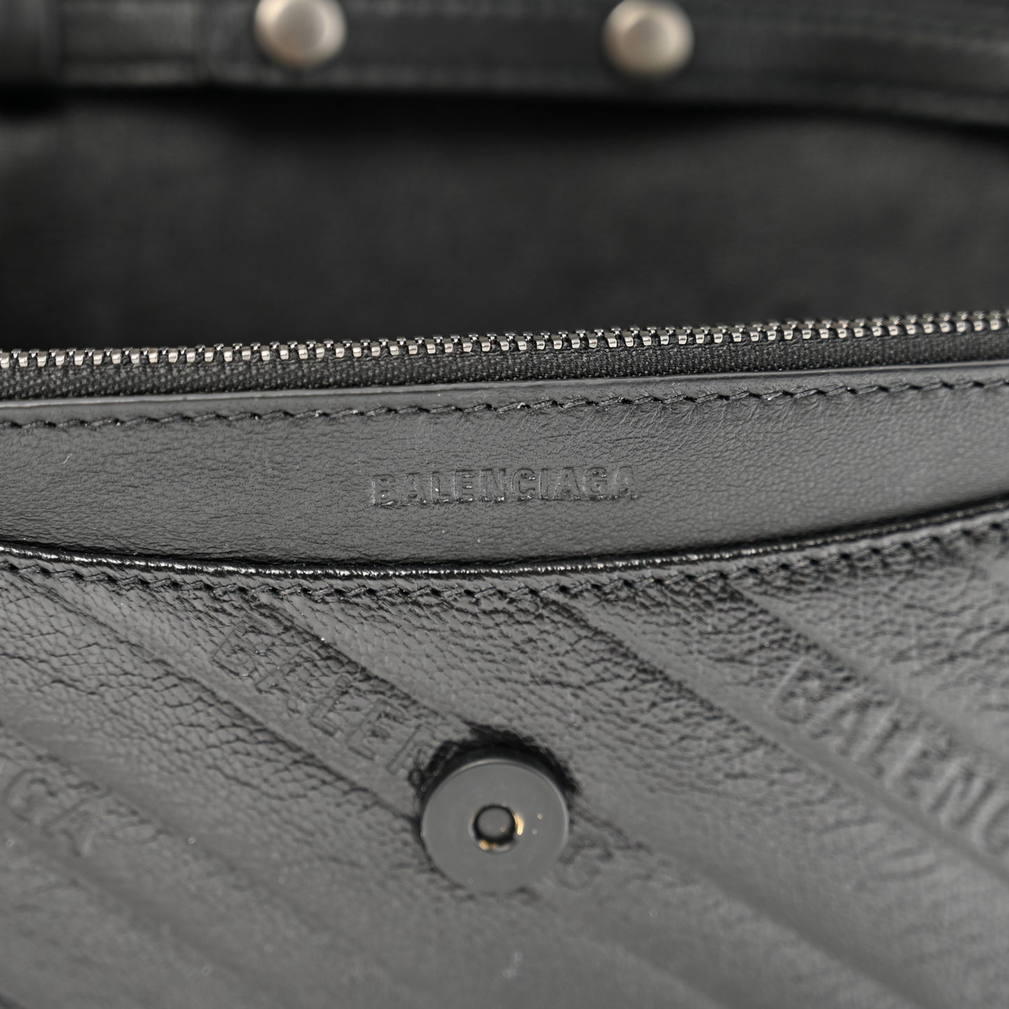 Shiny Goatskin Logo Embossed Monochrome BB Wallet On Chain Black