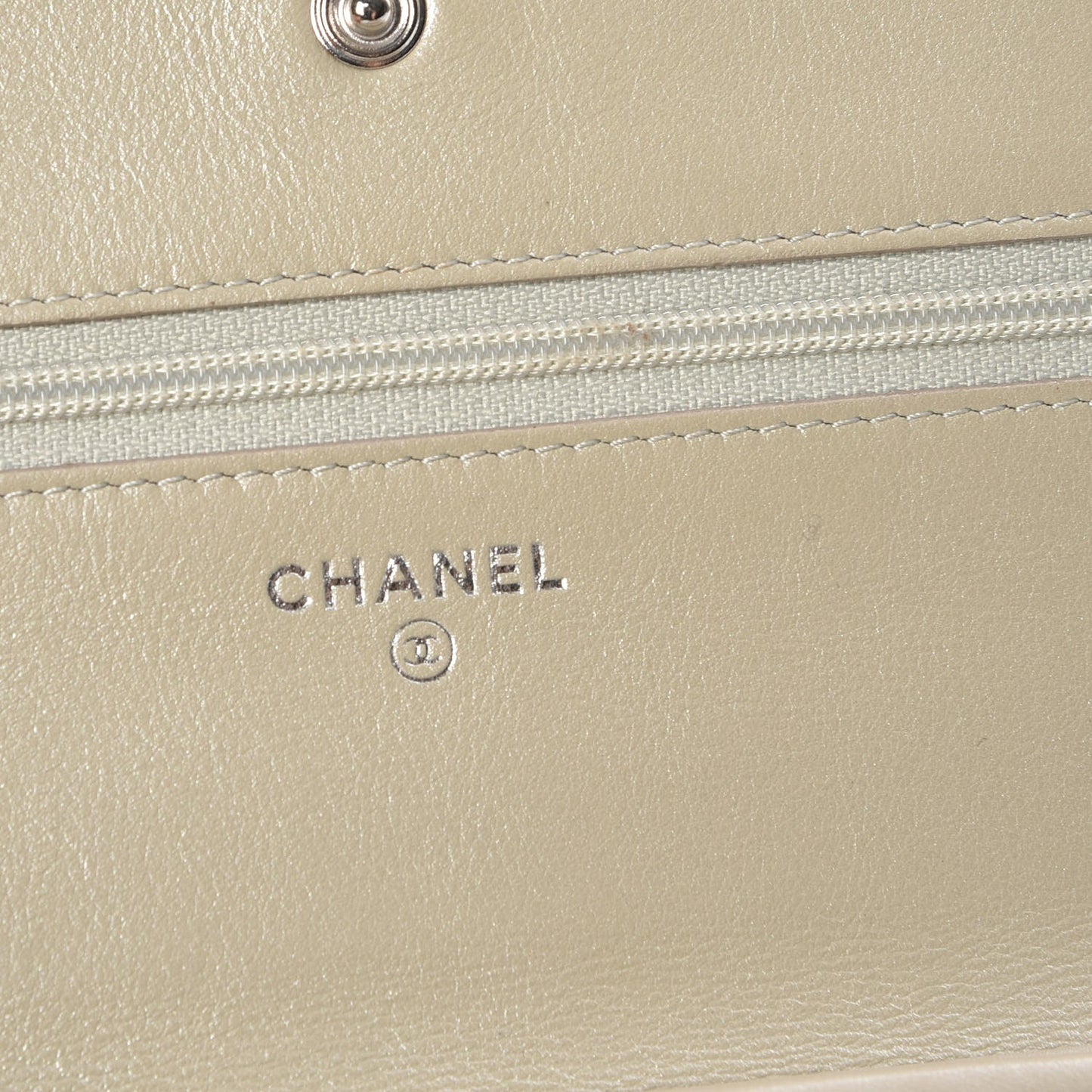 Caviar Sevruga Wallet On Chain WOC White