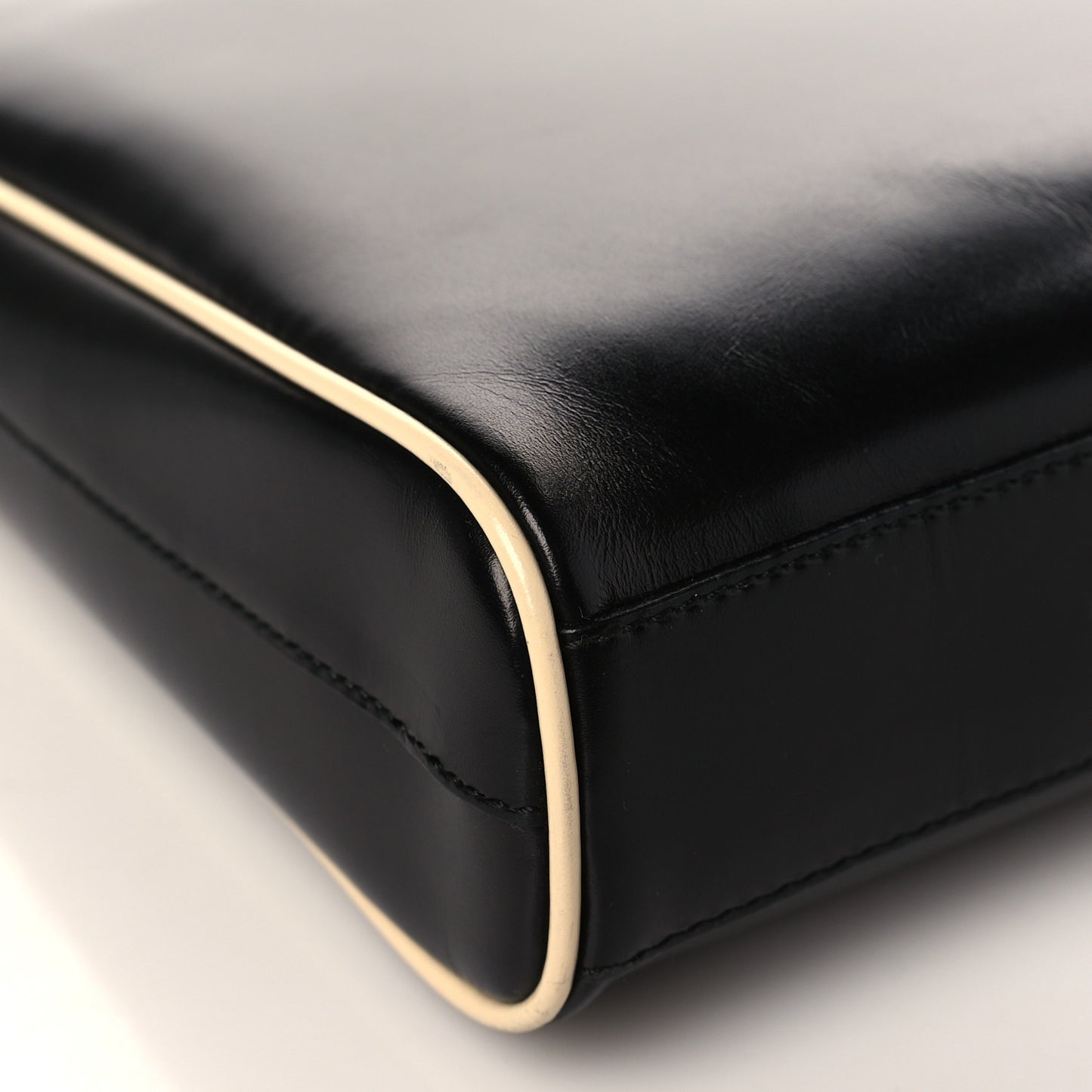 Vitello Drive Shoulder Bag Black