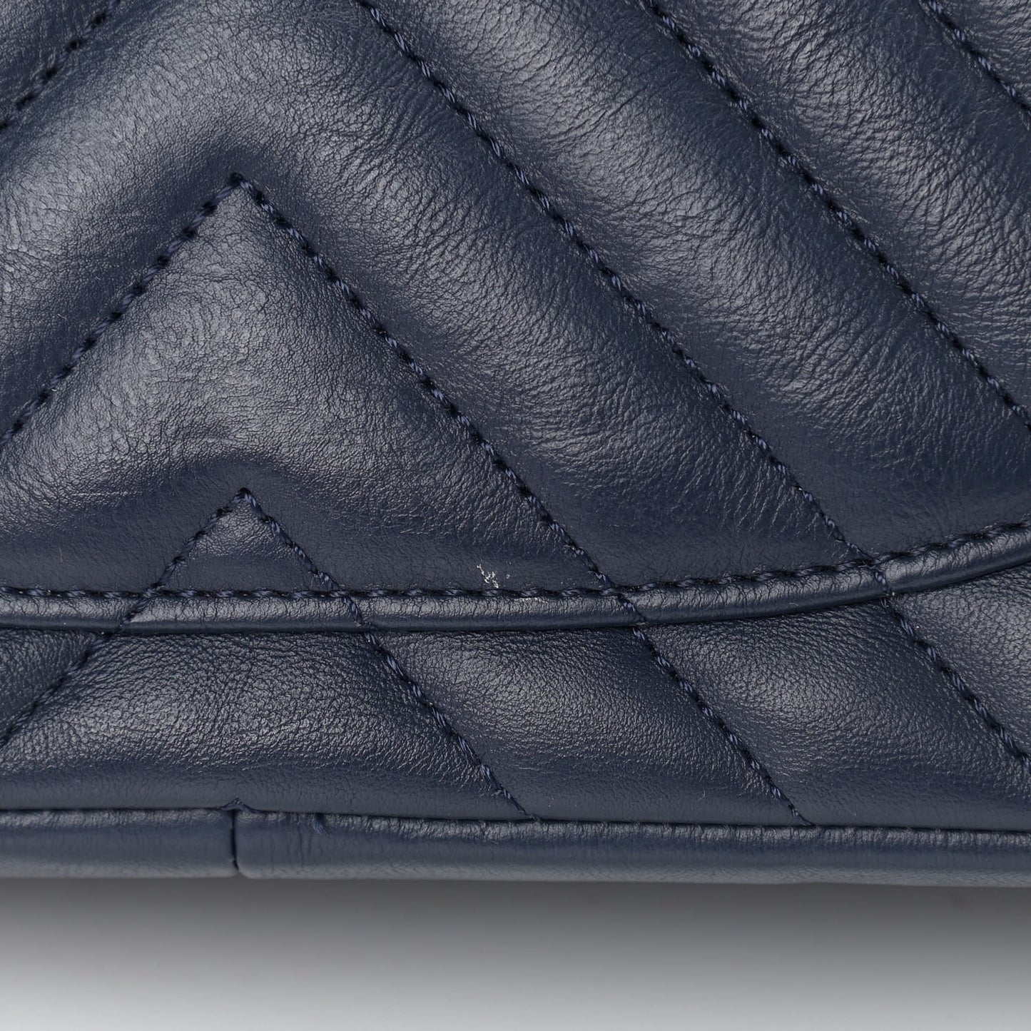 Crumpled Calfskin Chevron Quilted 2.55 Reissue 226 Navy Blue