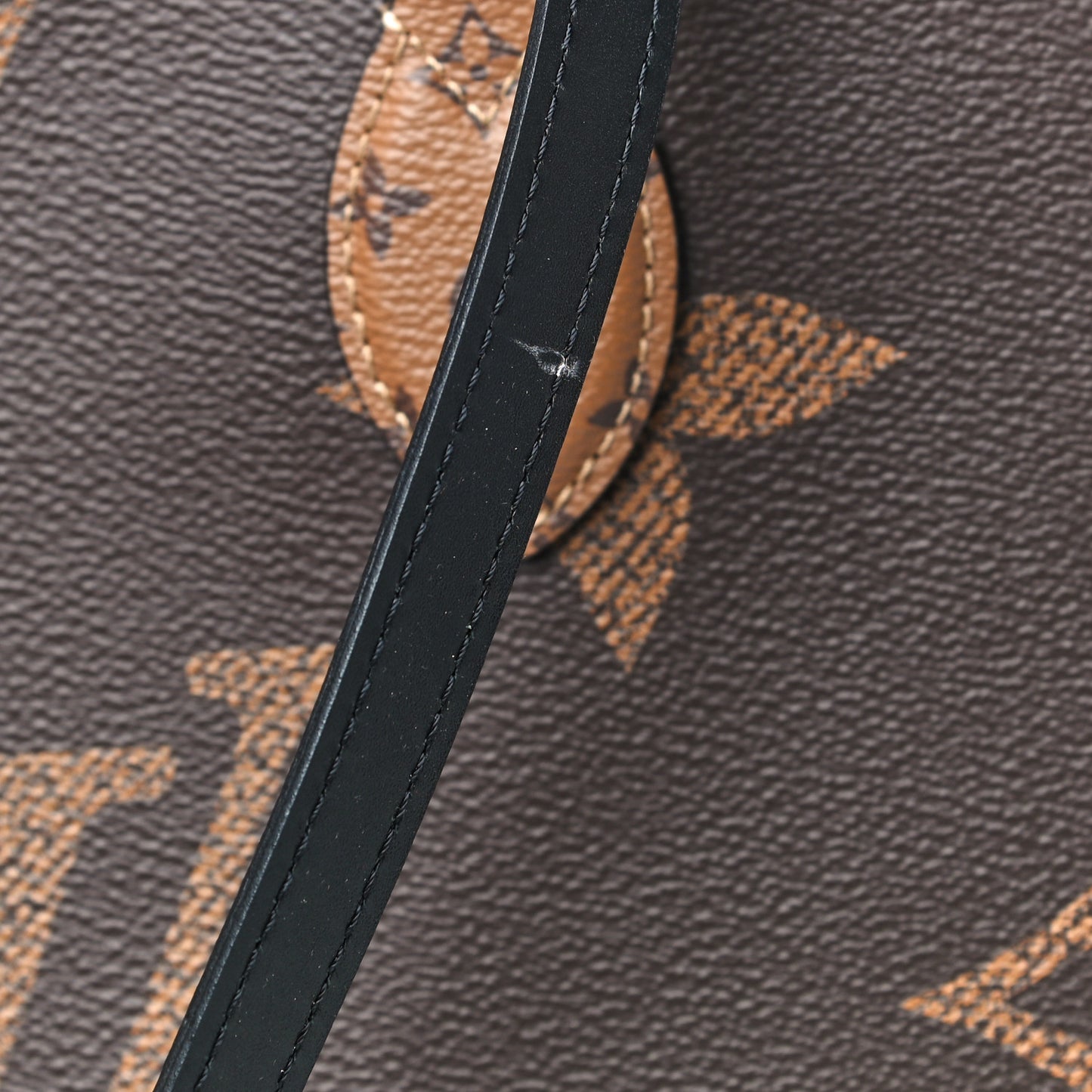 Reverse Monogram Giant Onthego MM