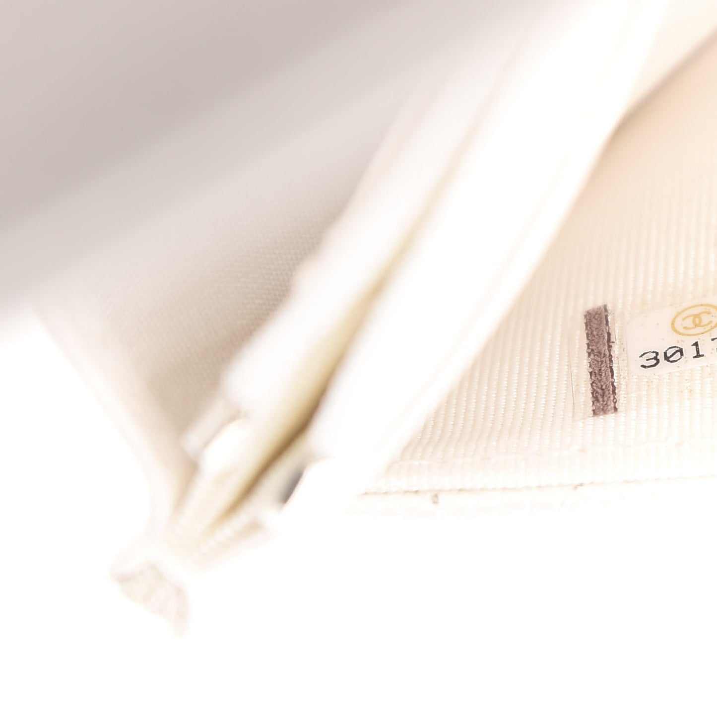 Caviar Quilted Wallet On Chain WOC White