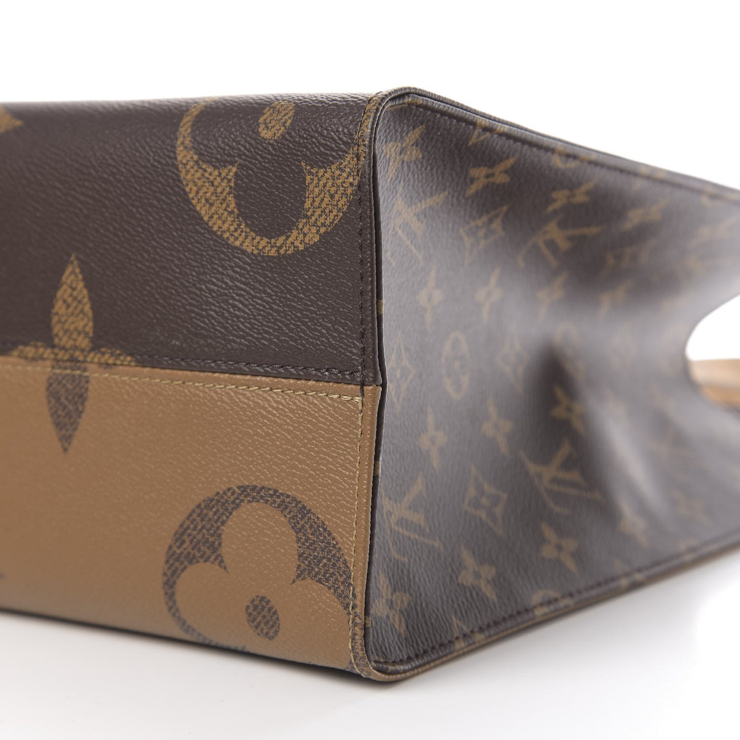 Reverse Monogram Giant Onthego MM