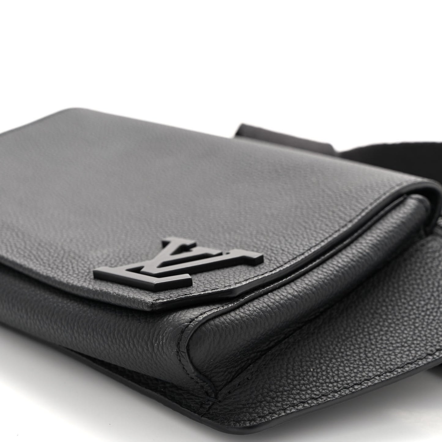 Grained Calfskin Aerogram Takeoff Sling Black