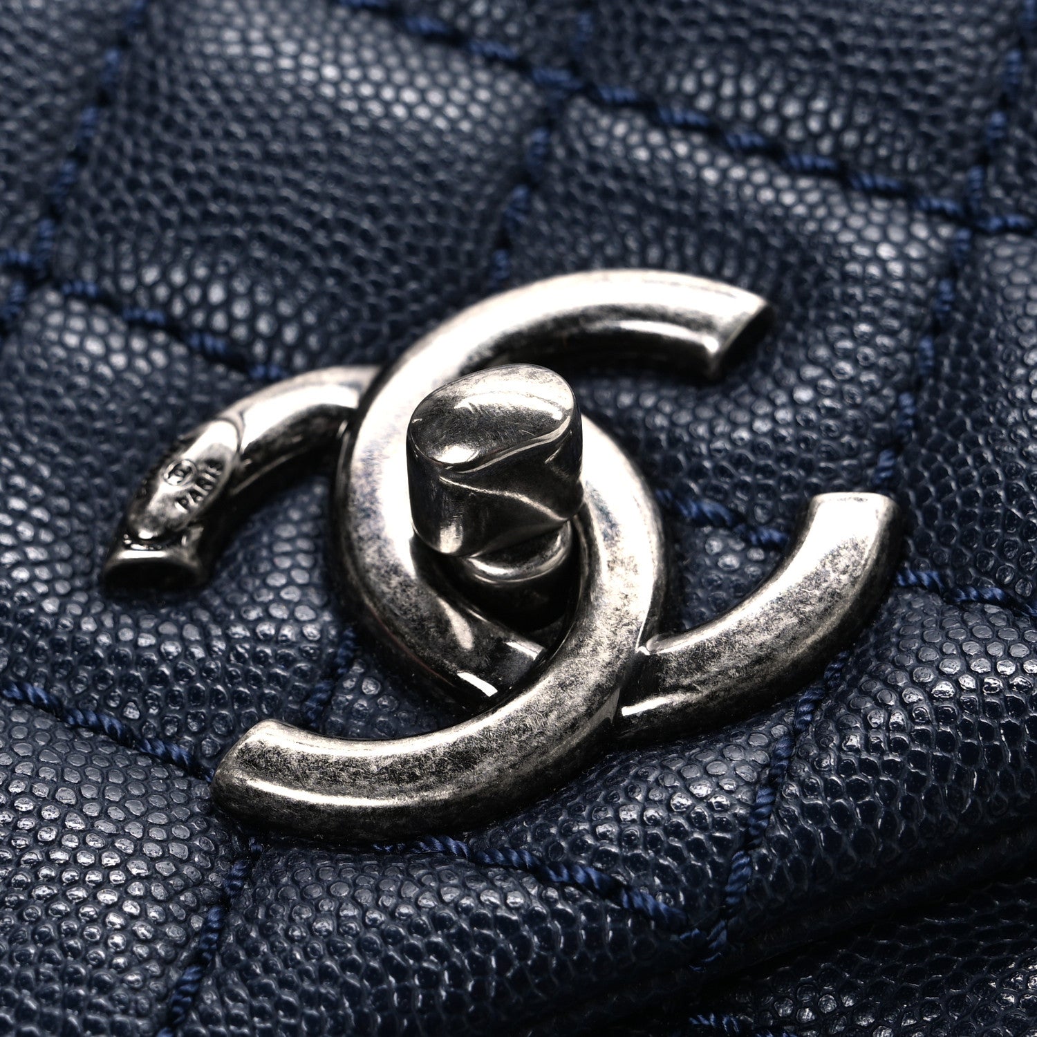 CHANEL ネイビー キルティング バッグ Chanel Caviar Quilted Small Coco Handle Flap Navy 1769337