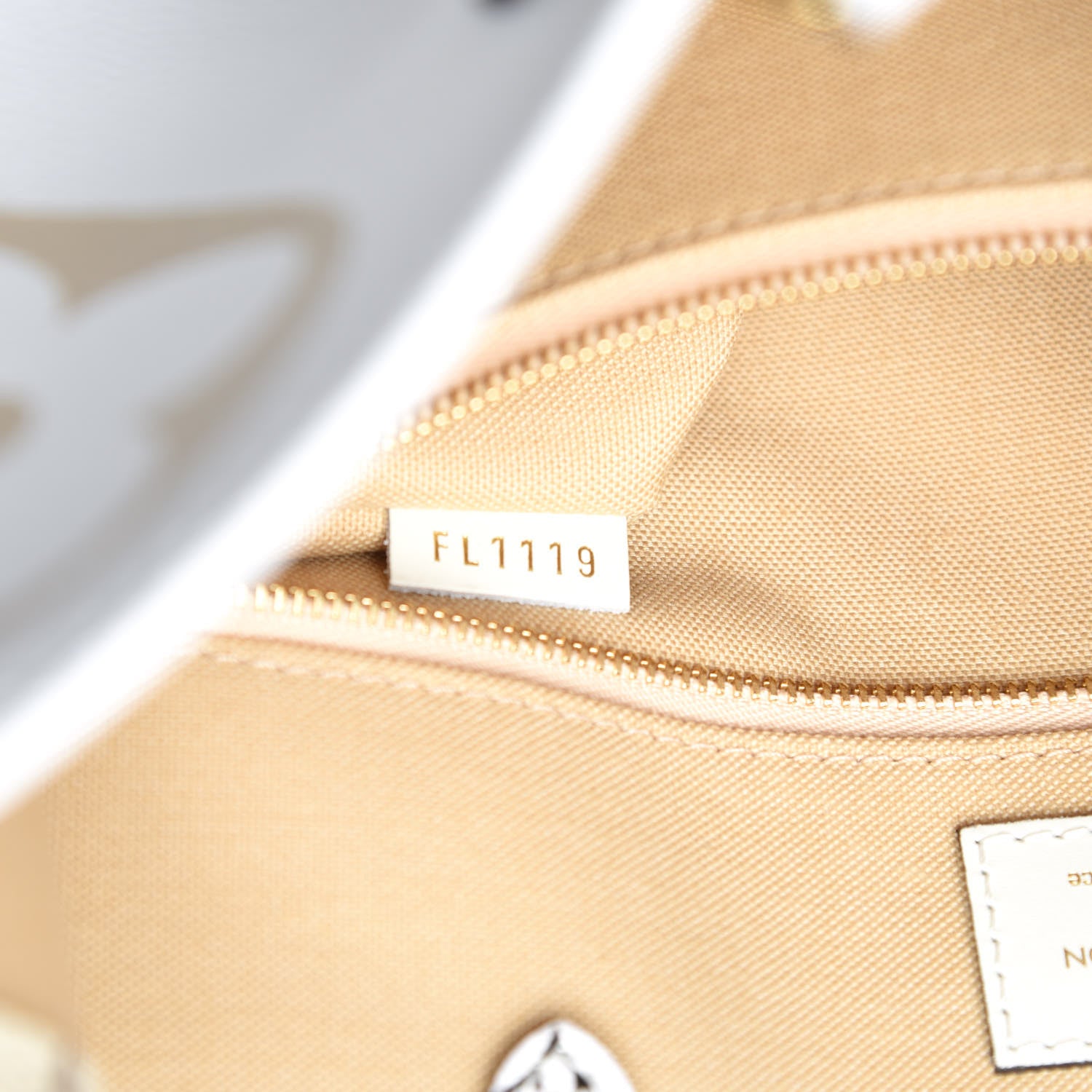 Louis Vuitton Monogram Giant Onthego GM Kaki Beige 7 of 9