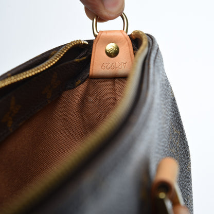 Louis Vuitton Monogram Cabas Mezzo 13 of 18