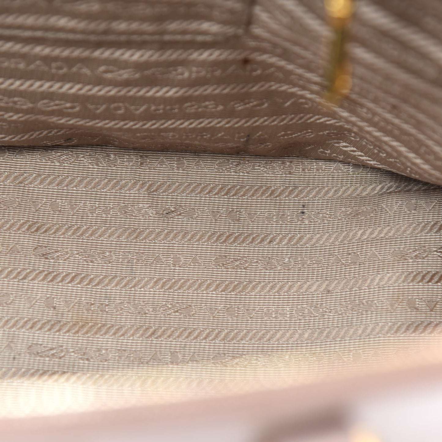 Saffiano Medium Galleria Double Zip Tote Cammeo