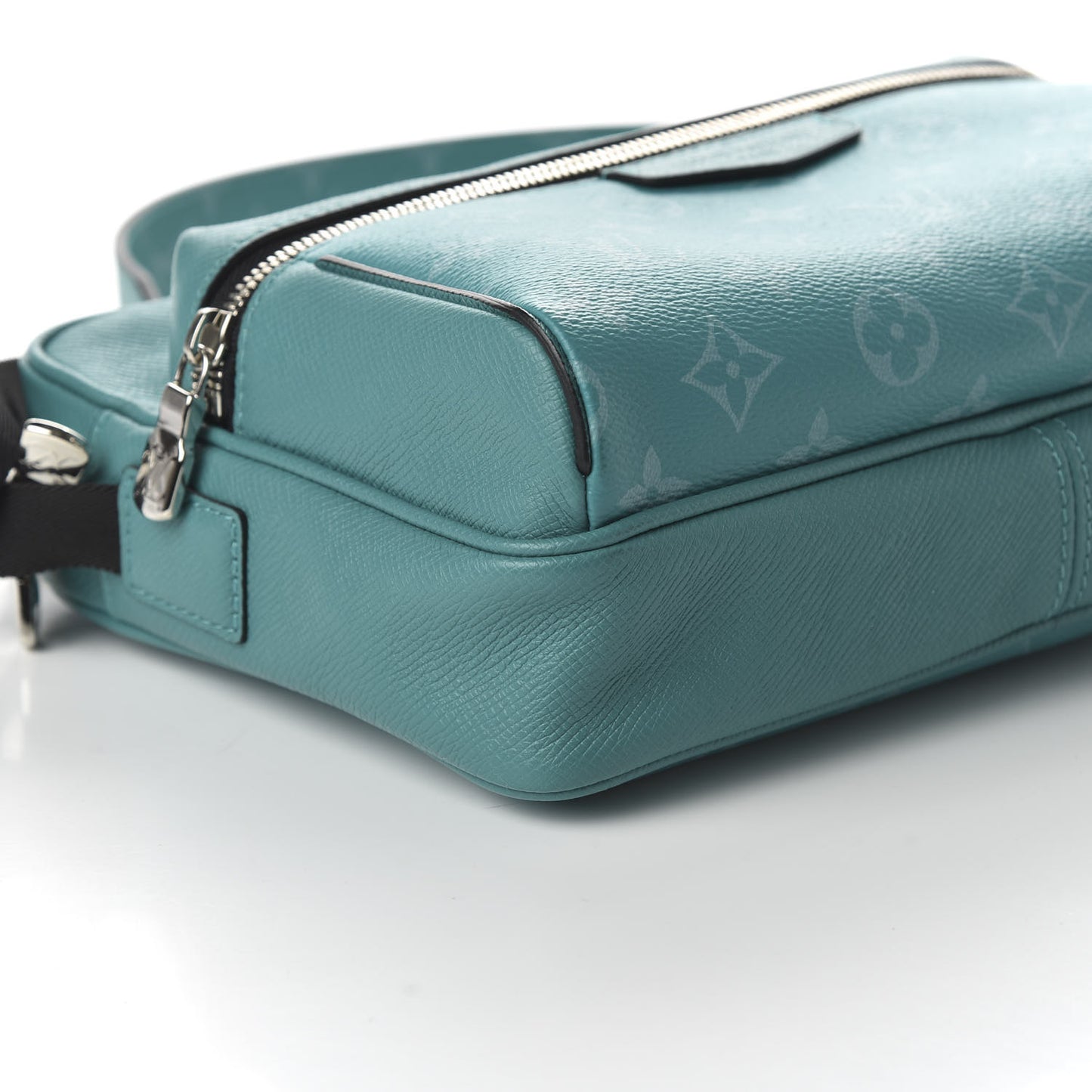 Taiga Monogram Outdoor Messenger Vert