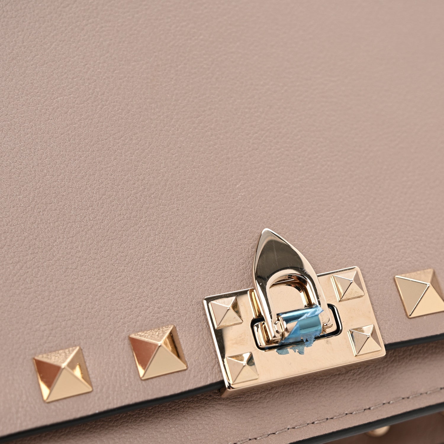 Valentino Garavani Vitello Rockstud Flip Lock Wallet On Chain  Poudre 10 of 11
