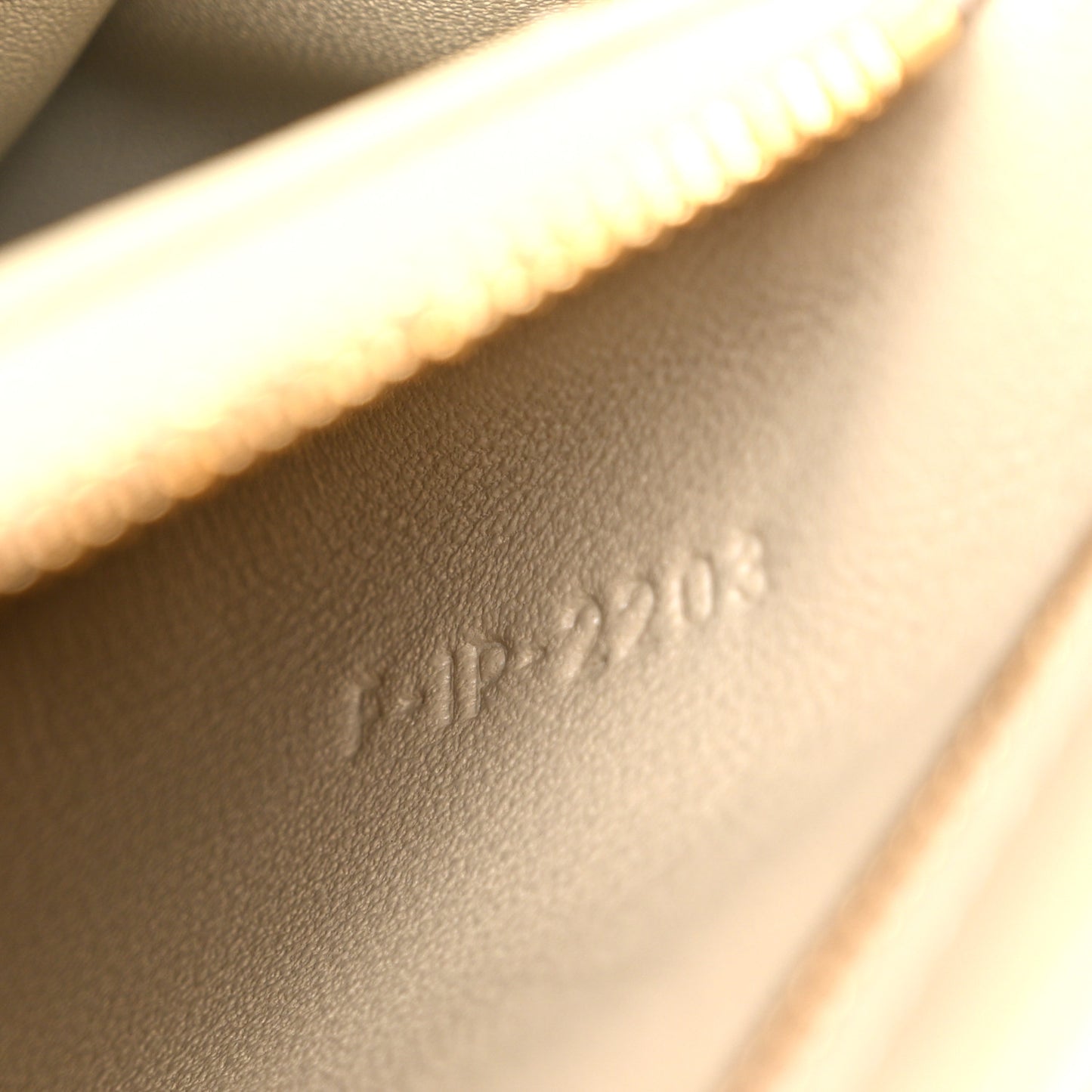 Shiny Calfskin Triomphe Besace Clea Pebble