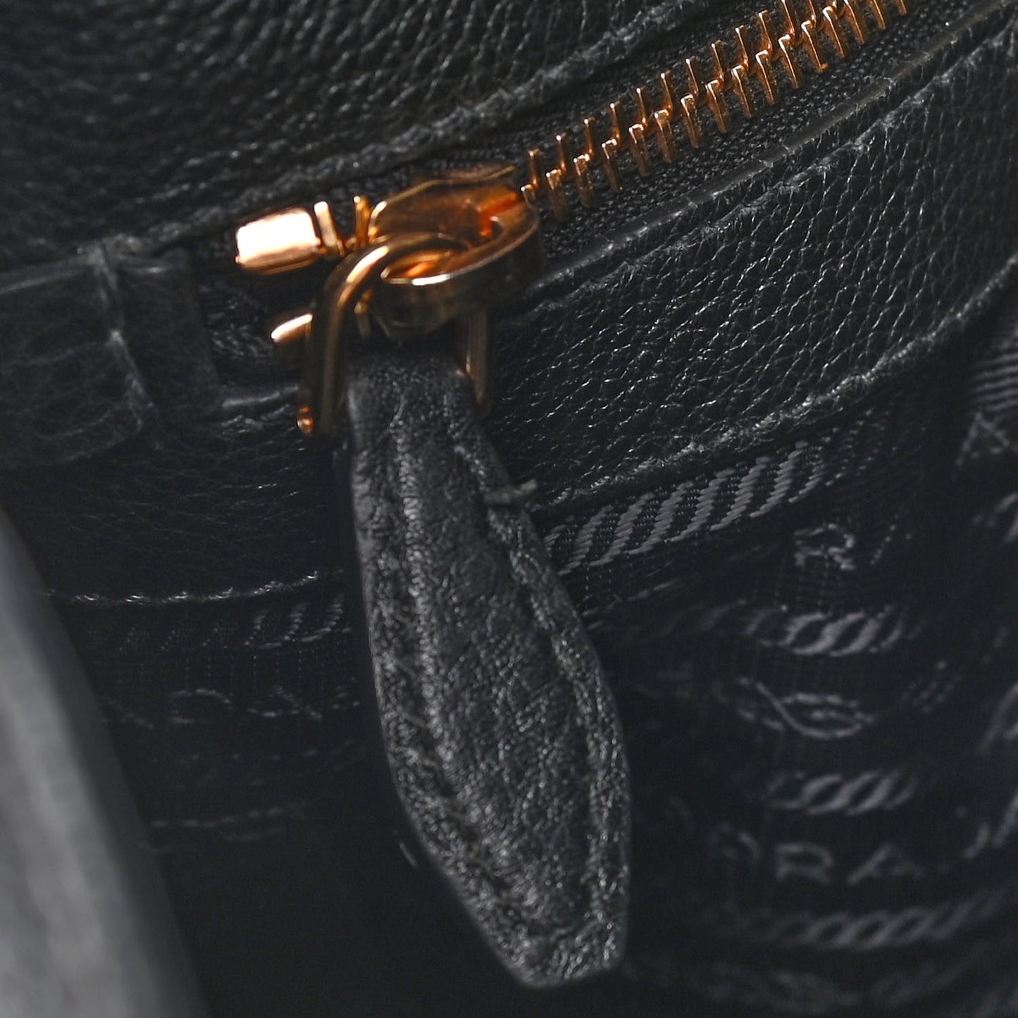 Vitello Daino Zippered Messenger Hobo Black