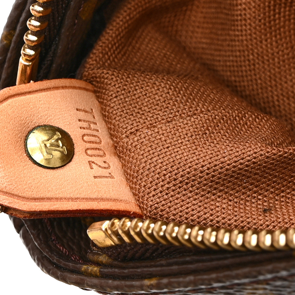 Louis Vuitton Monogram Cabas Mezzo 7 of 10