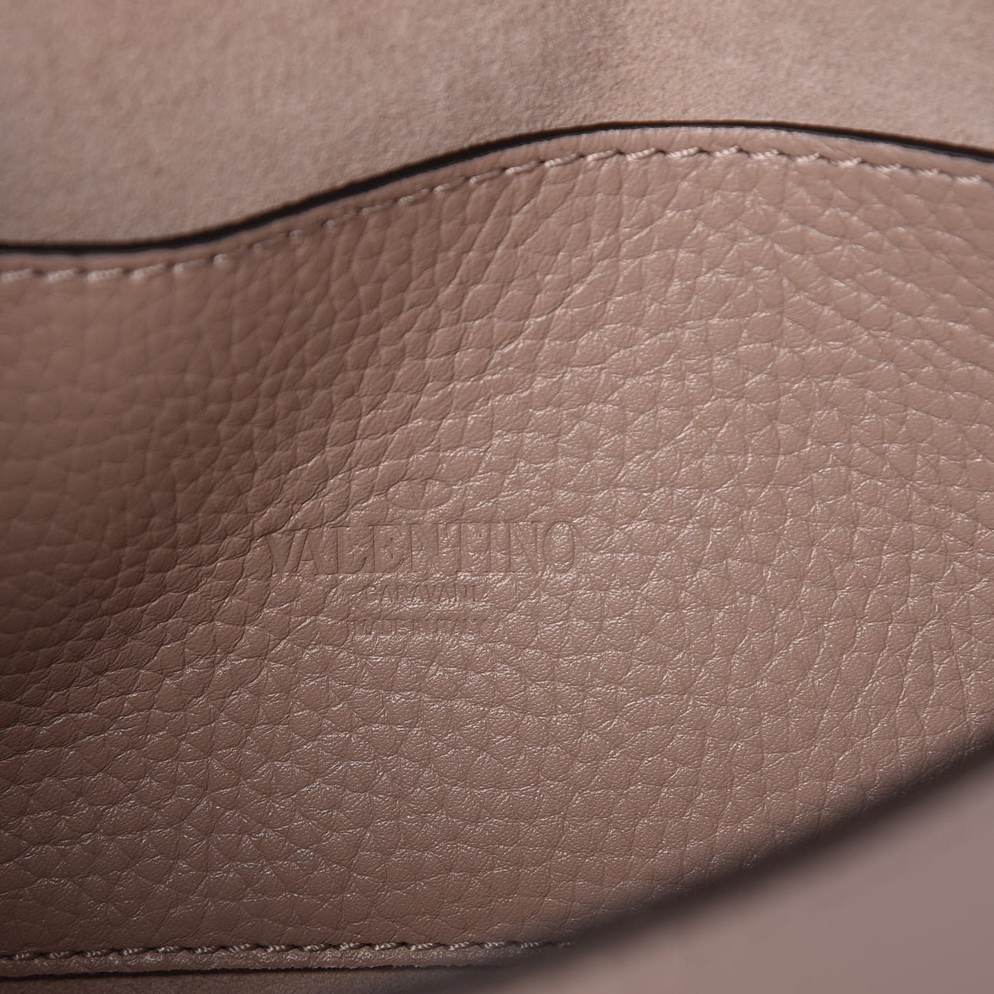 Pebbled Calfskin Medium Rockstud Flip Lock Crossbody Bag Poudre