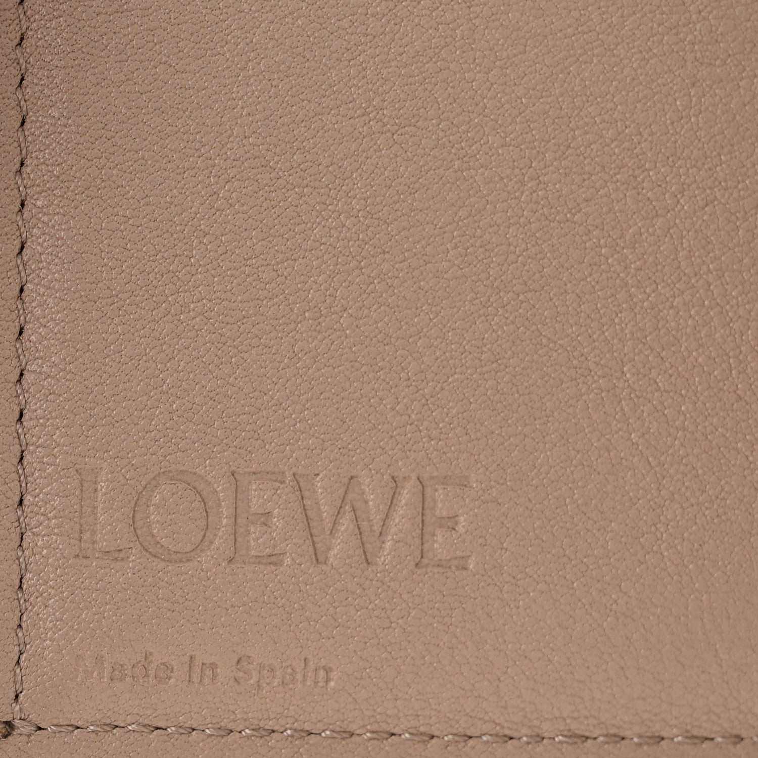 Loewe Pebble Grain Calfskin Anagram Small Vertical Wallet Sand 6 of 9