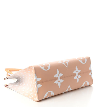 Louis Vuitton Monogram Giant By The Pool Onthego GM Brume 4 of 11