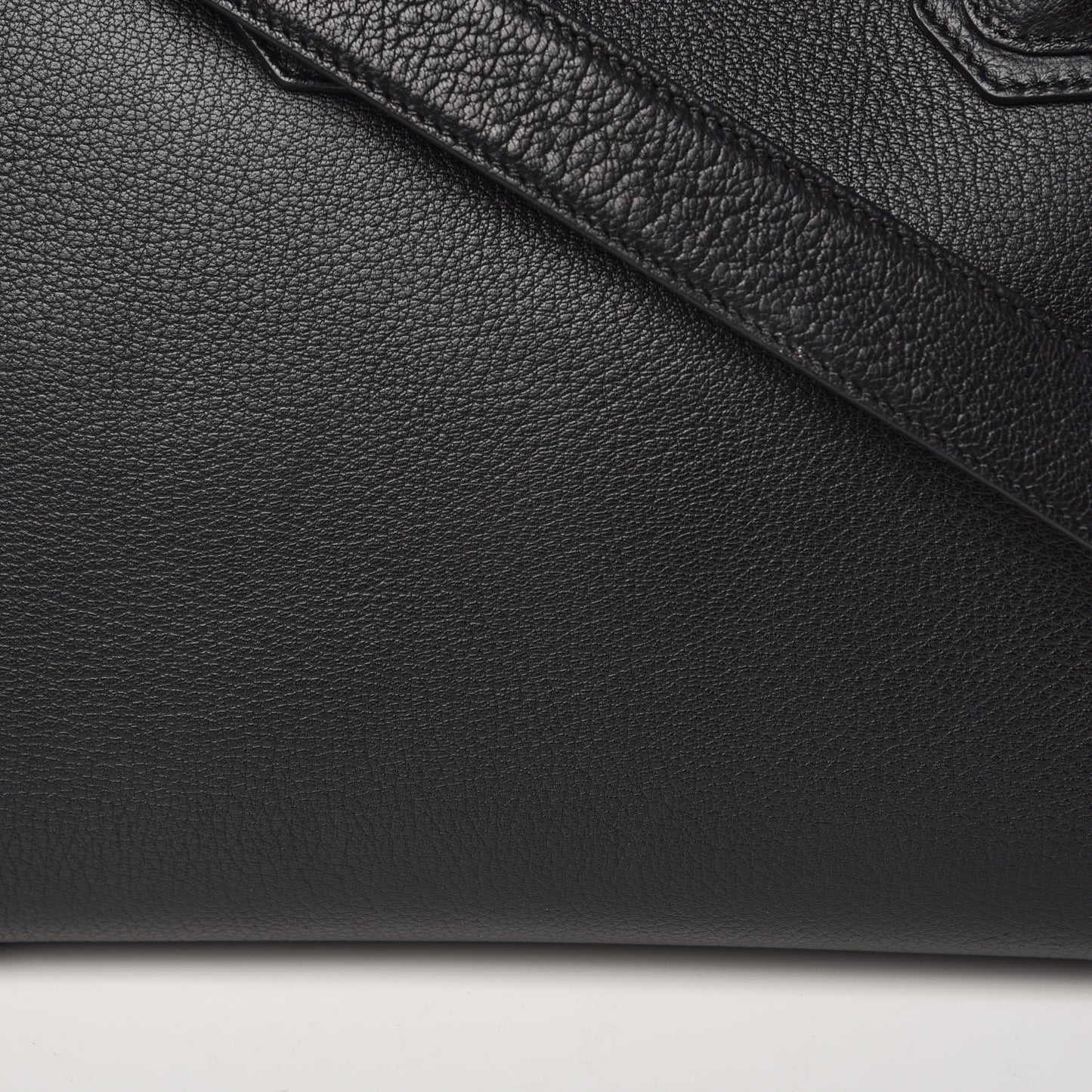 Sugar Goatskin Medium Antigona Black
