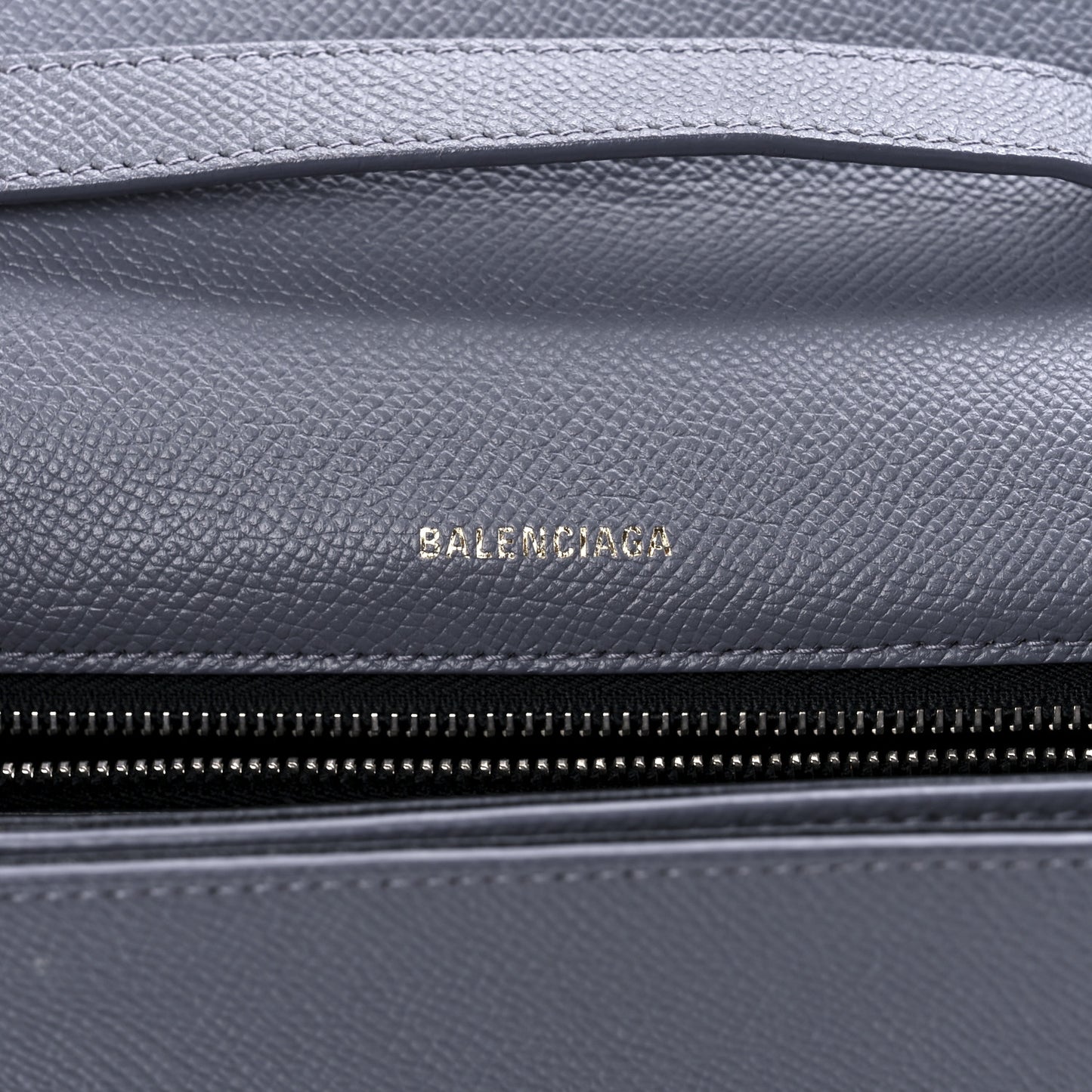 Grained Calfskin Logo S Ville Day Bag Gris Perle Fonce White