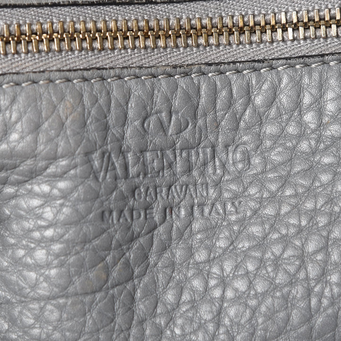 Pebbled Calfskin Large Rockstud Flip-Lock Messenger Bag Grigio Perla