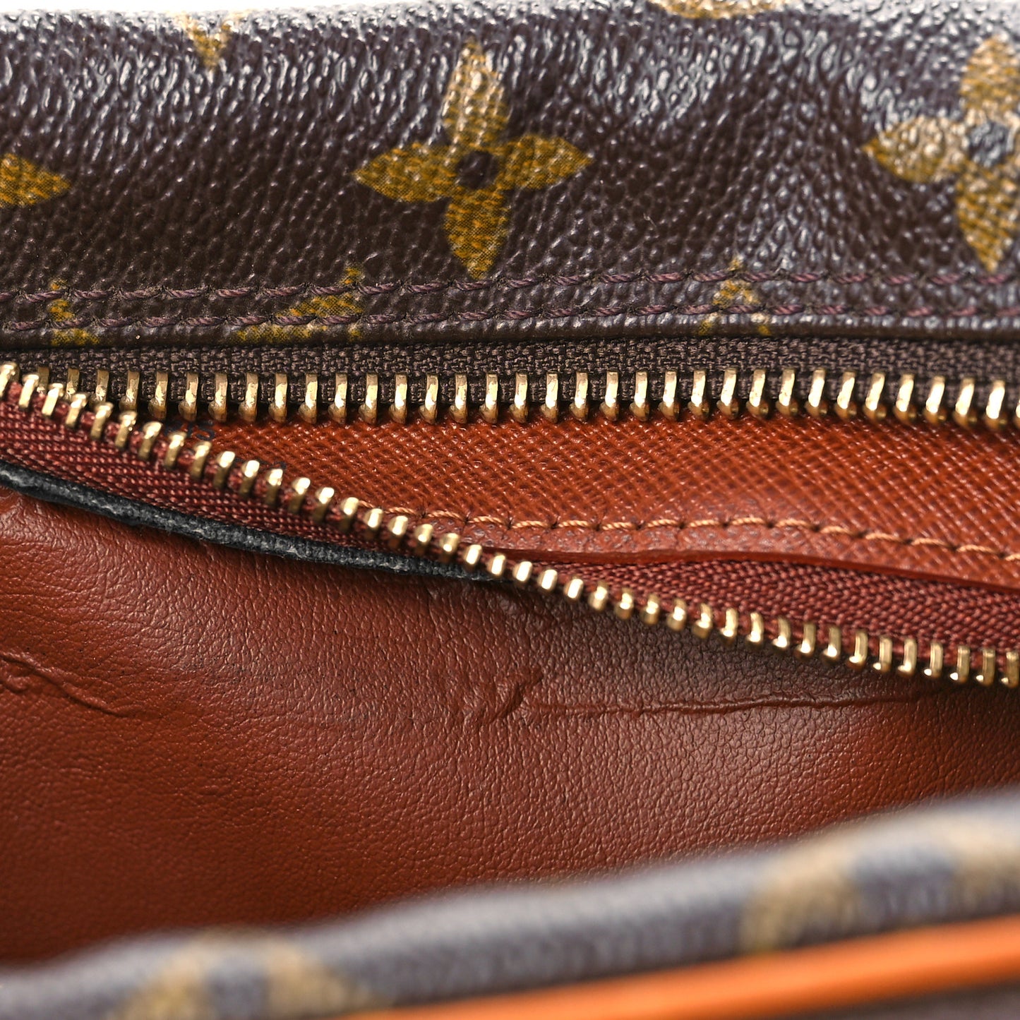 Monogram Nil 28