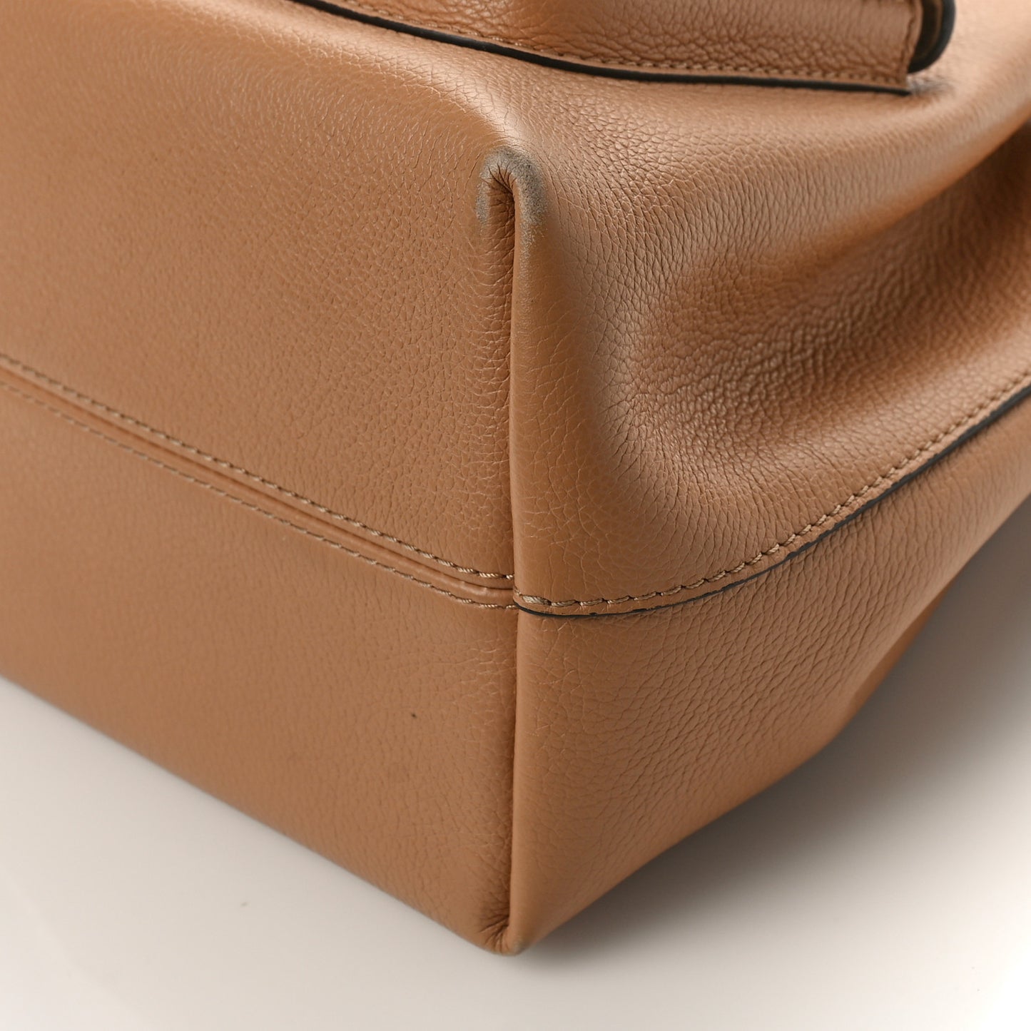 Calfskin Lockme Bucket MM Arizona Beige