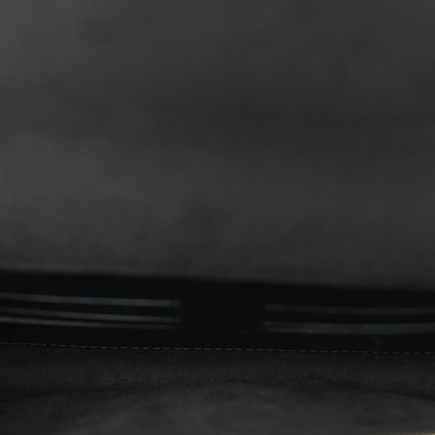 Calfskin Chain Louise GM Black