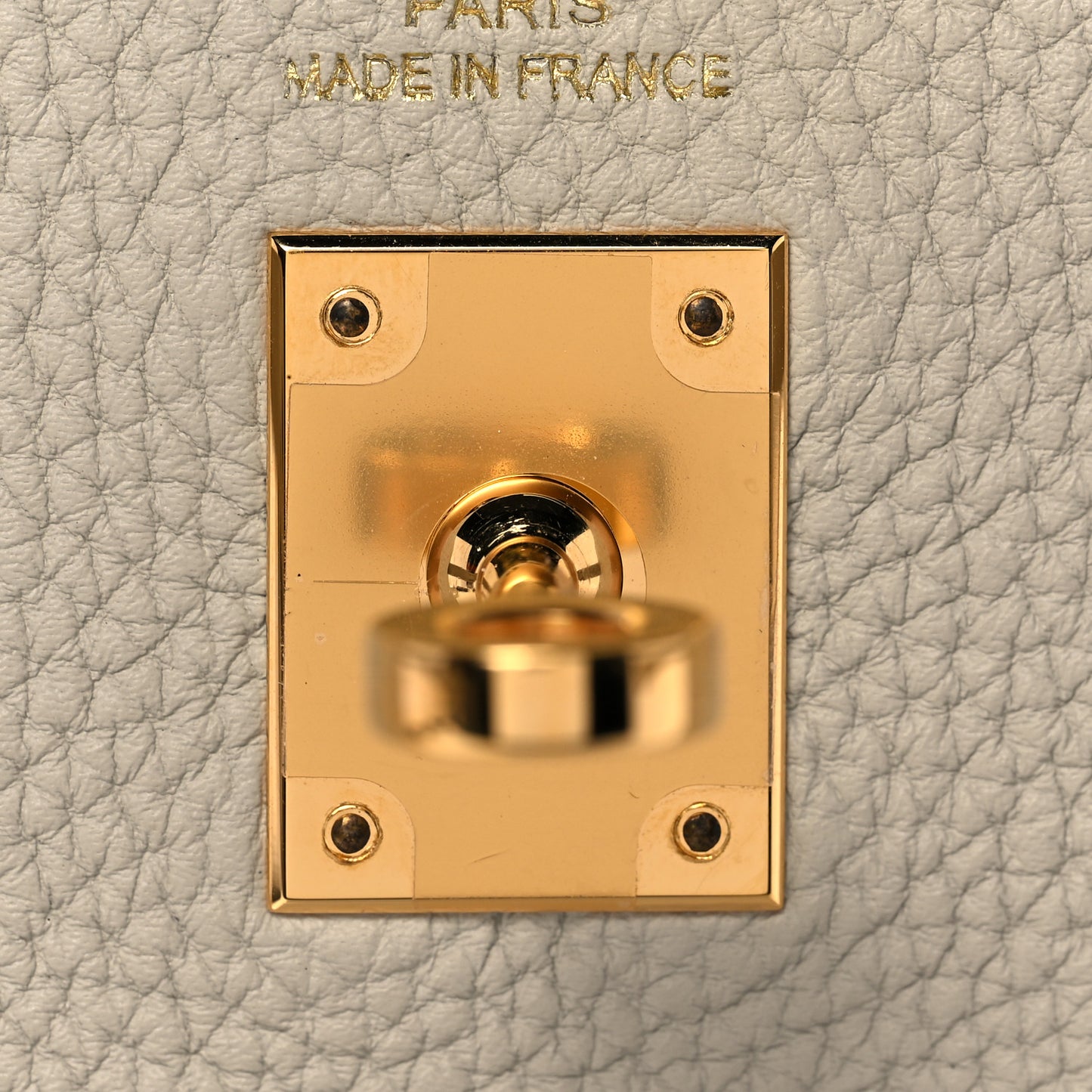 Togo Kelly Retourne 25 Beton