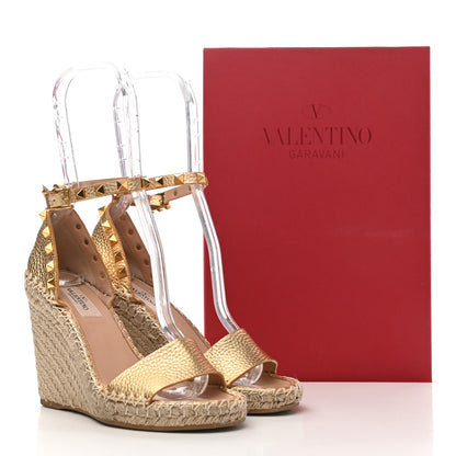 Valentino Garavani Metallic Pebbled Calfskin Rockstud Ankle Strap Espadrille 15/105mm Wedge Sandals 35 Antique Brass Natural 11 of 11