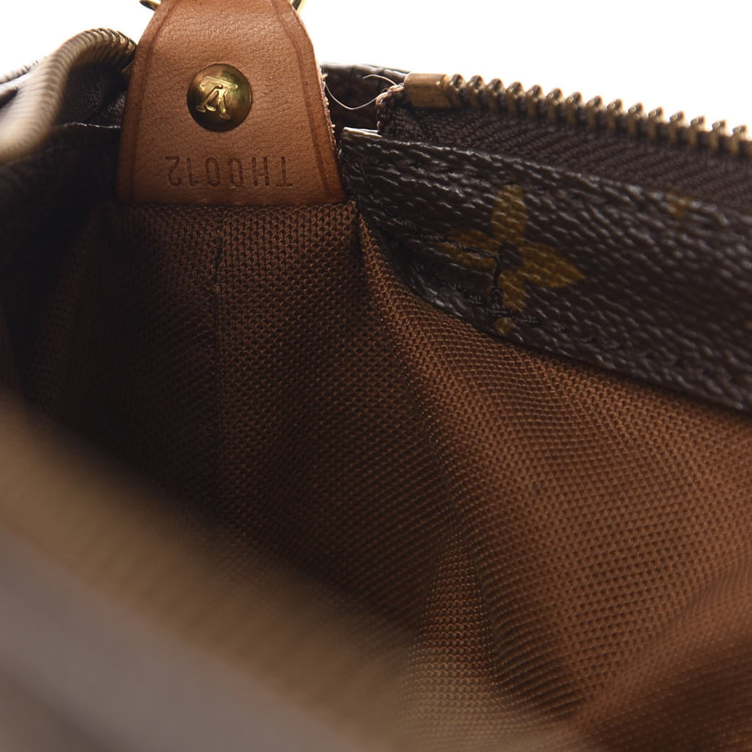 Louis Vuitton Monogram Cabas Mezzo 13 of 16