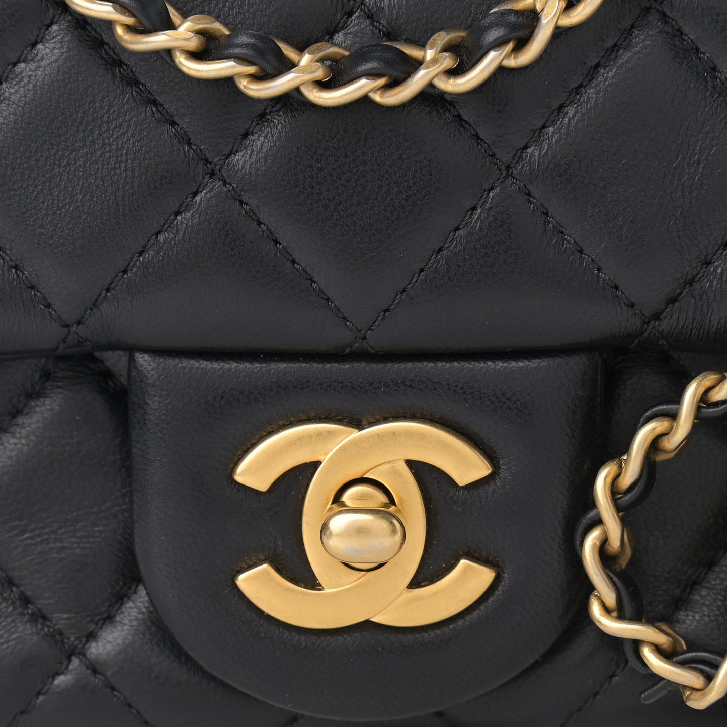 Lambskin Quilted Mini Pearl Crush Flap Black