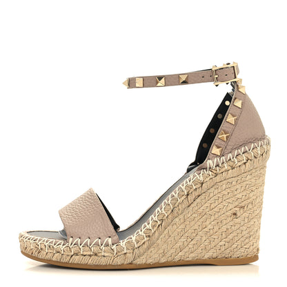 Valentino Garavani Grained Calfskin Rockstud Ankle Strap Espadrille 15/105mm Wedge Sandals 38 Poudre Natural 1 of 8