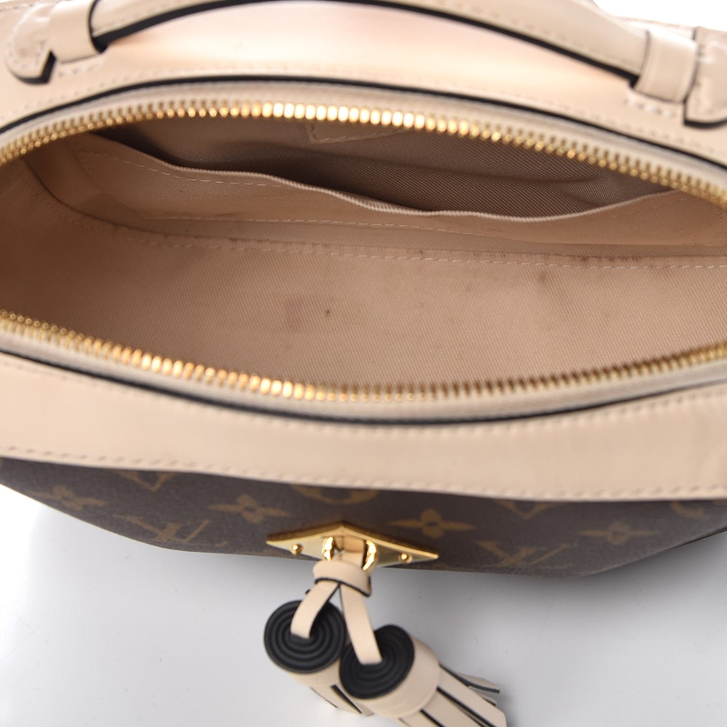 Monogram Saintonge Creme