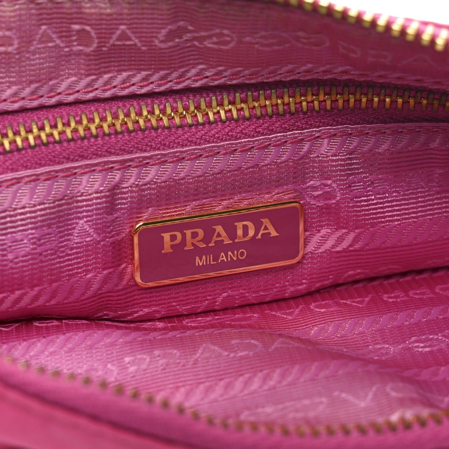 Tessuto Nylon Saffiano Wristlet Fuxia