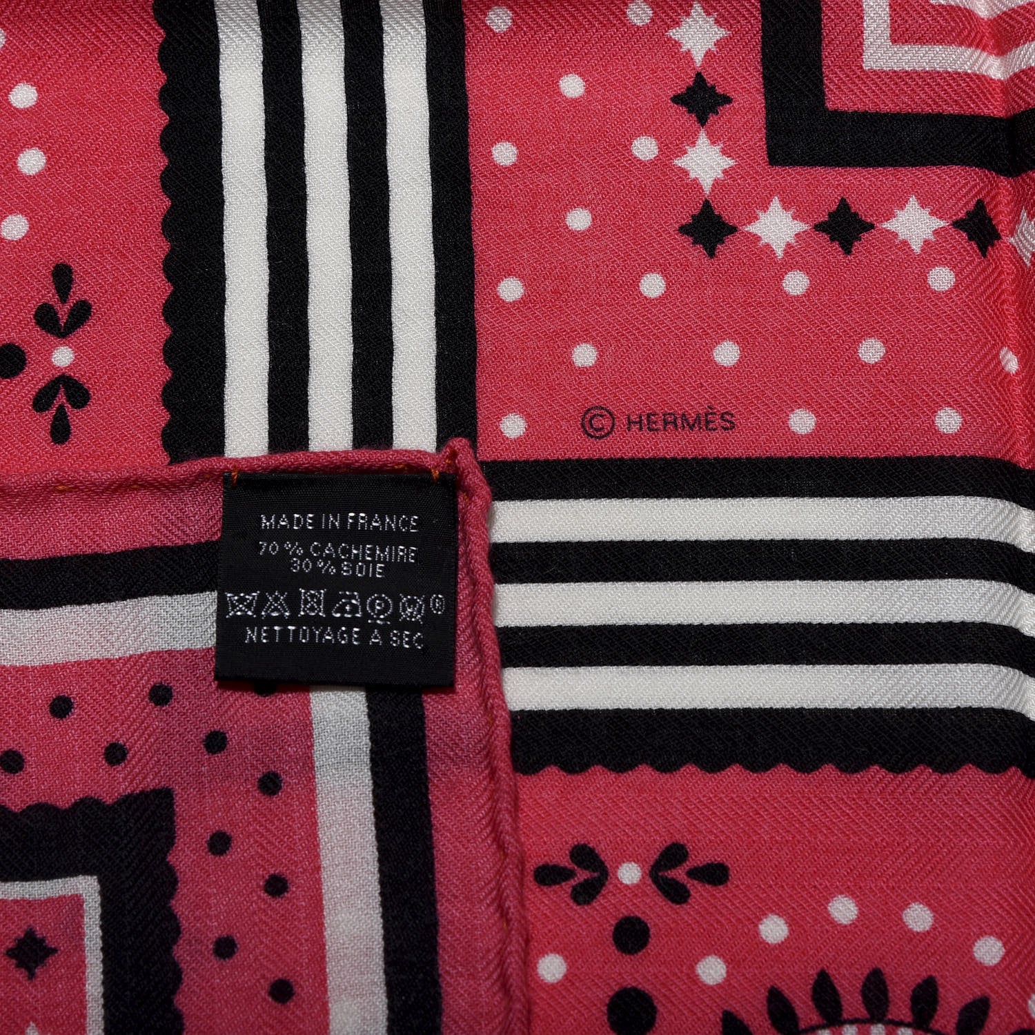 Hermes Cashmere Silk Couvertures Et Tenues de Jour Bandana Shawl 140 Rose Bonbon Black White 2 of 3
