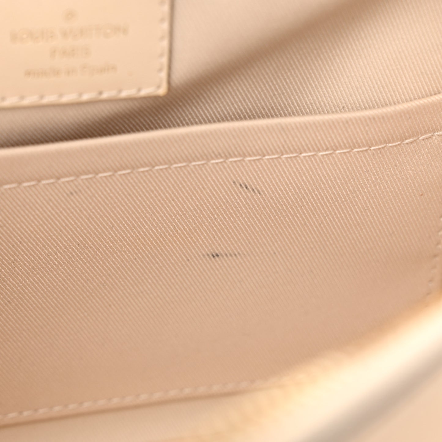 Monogram Saintonge Creme