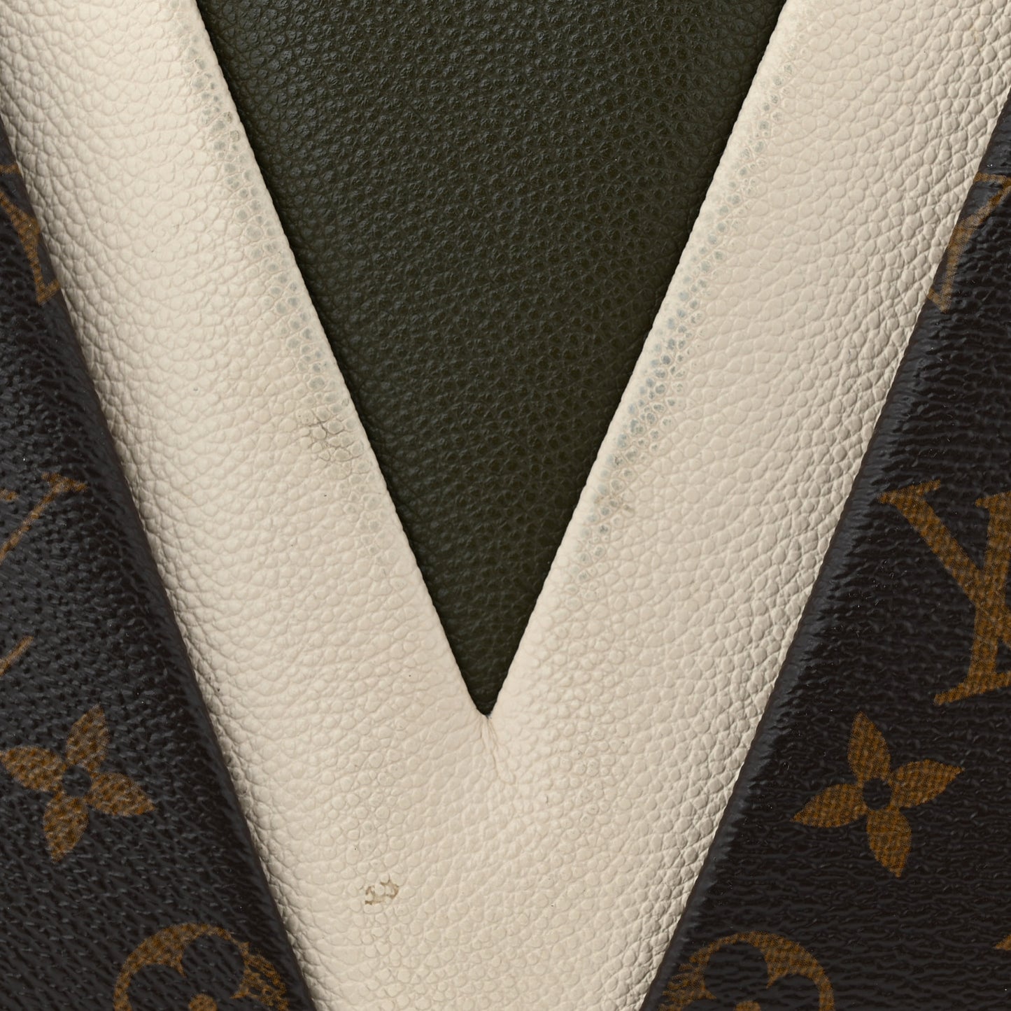 Monogram V Tote MM Khaki Cream