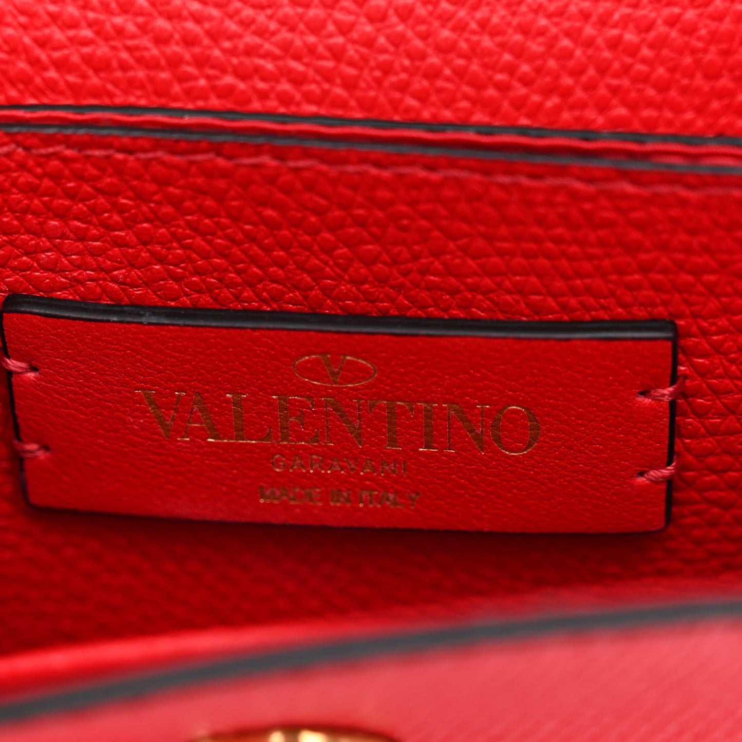 Grainy Calfskin VLogo Compact Wallet with Chain Rouge Pur
