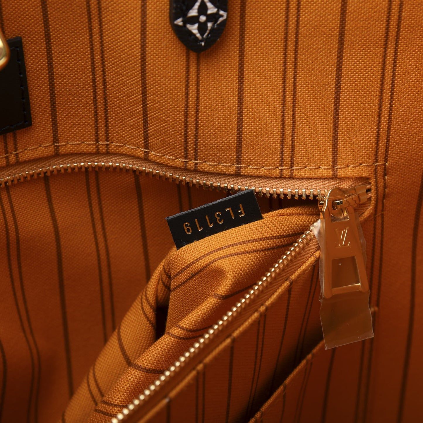 Monogram Giant Jungle Onthego GM Black