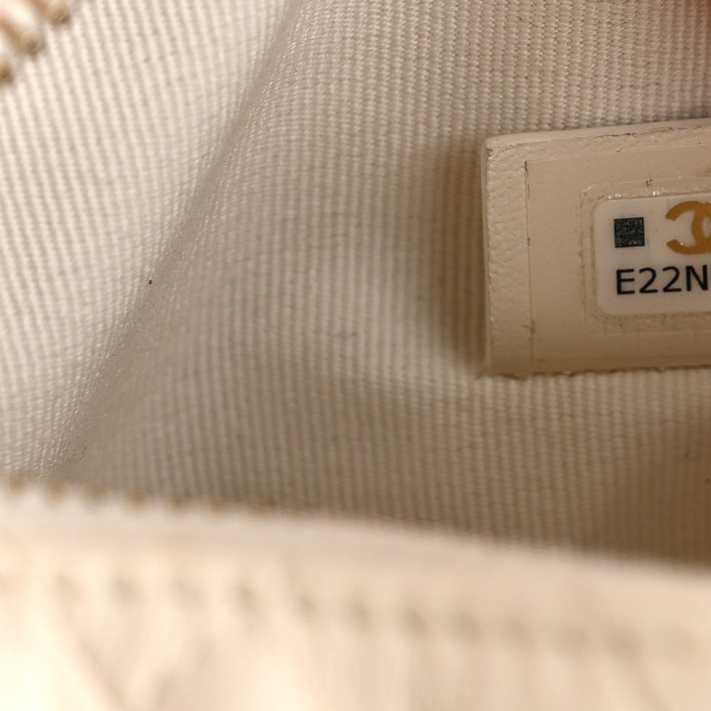 Lambskin Quilted Chain Around Pouch Hobo White