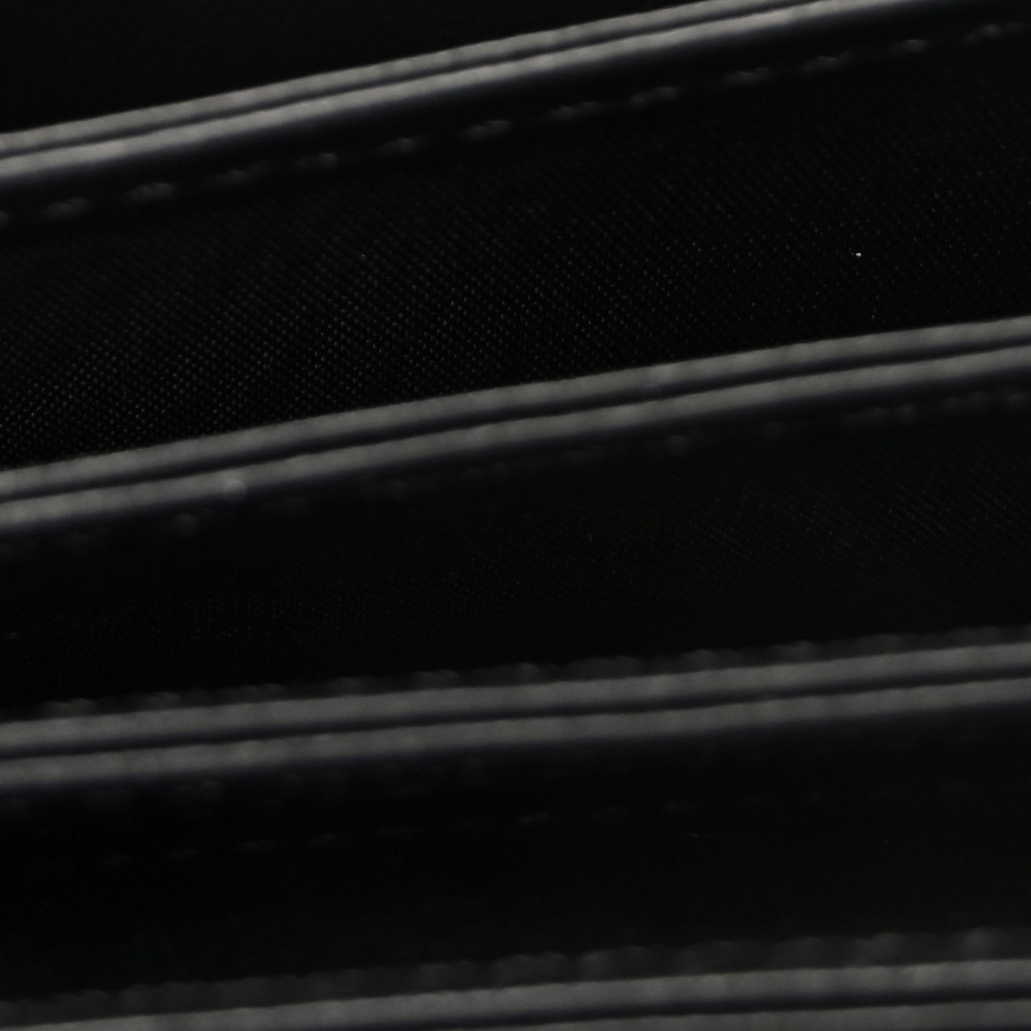 Vitello Liberty Gusseted Card Holder Black