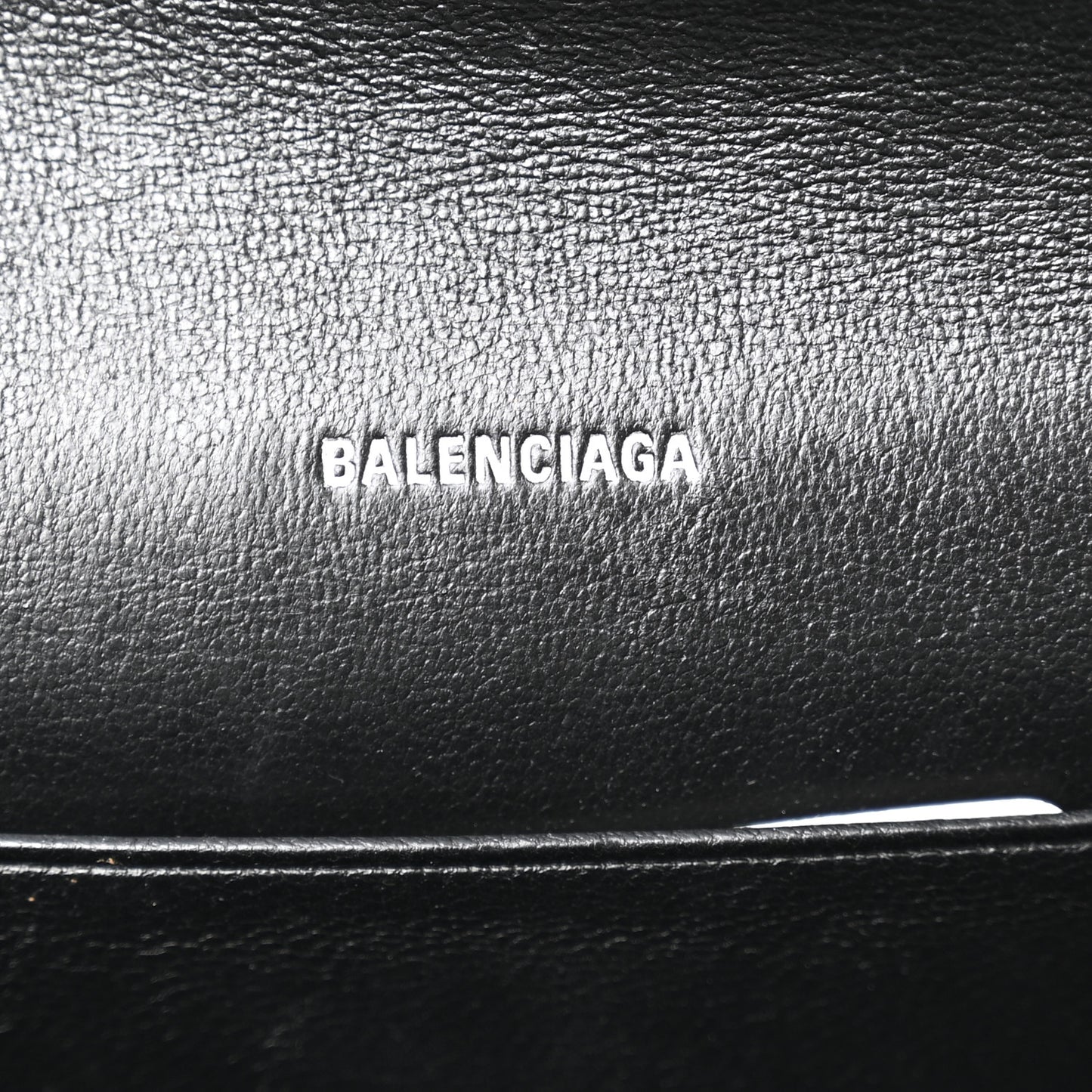 Grained Calfskin Logo Cash Phone Holder Wallet On Chain Black White