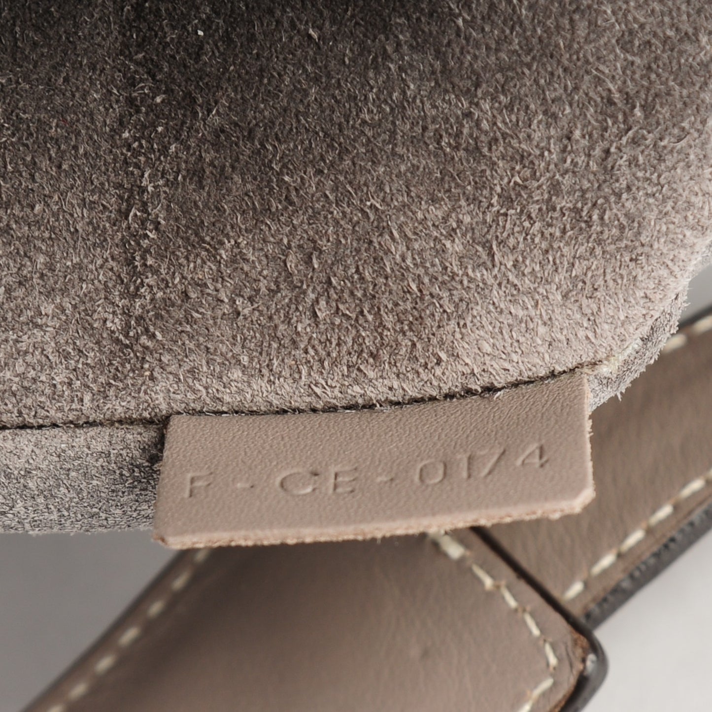 Natural Calfskin Medium Trapeze Light Grey